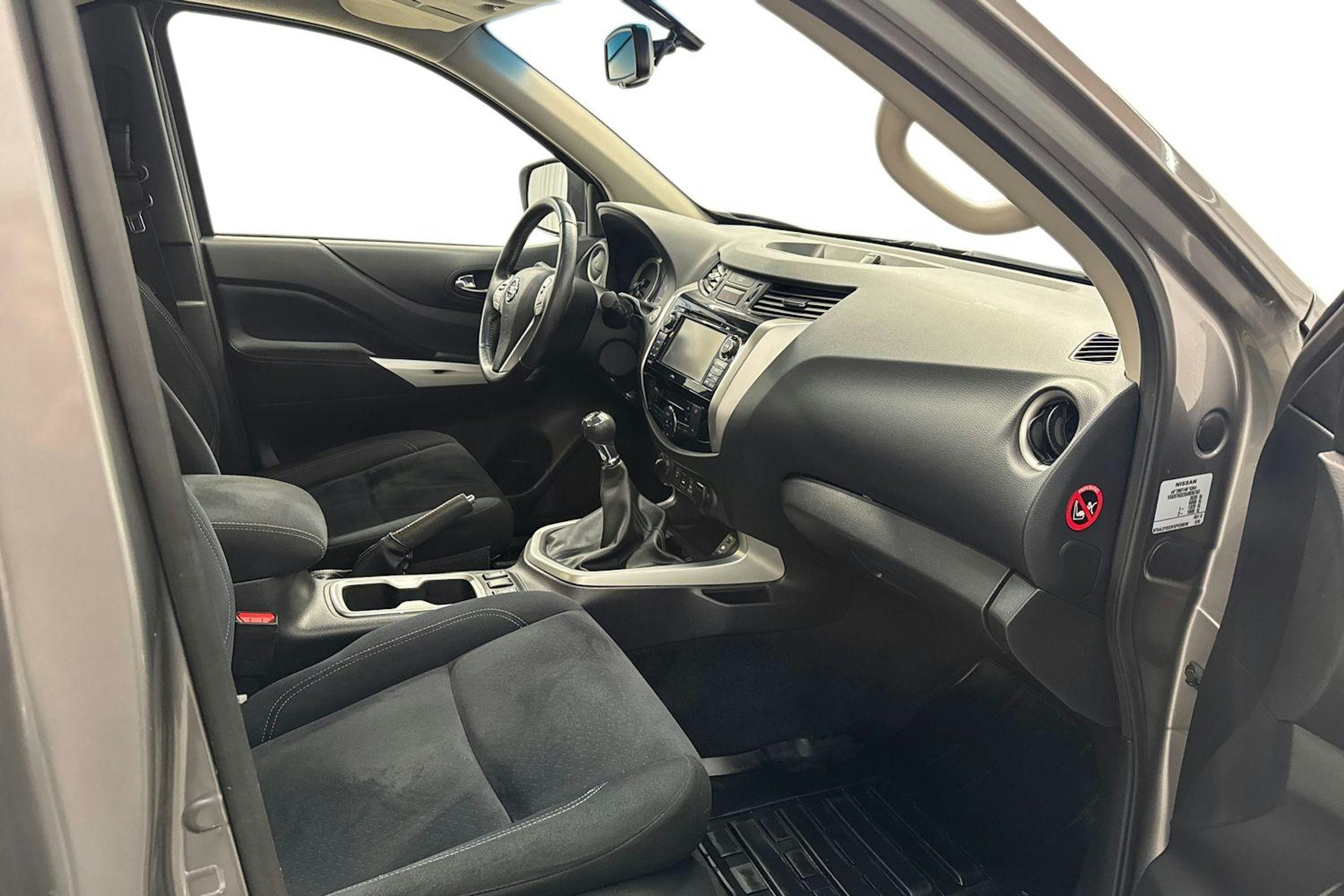 harmaa Nissan Navara 2016 kuva 11.