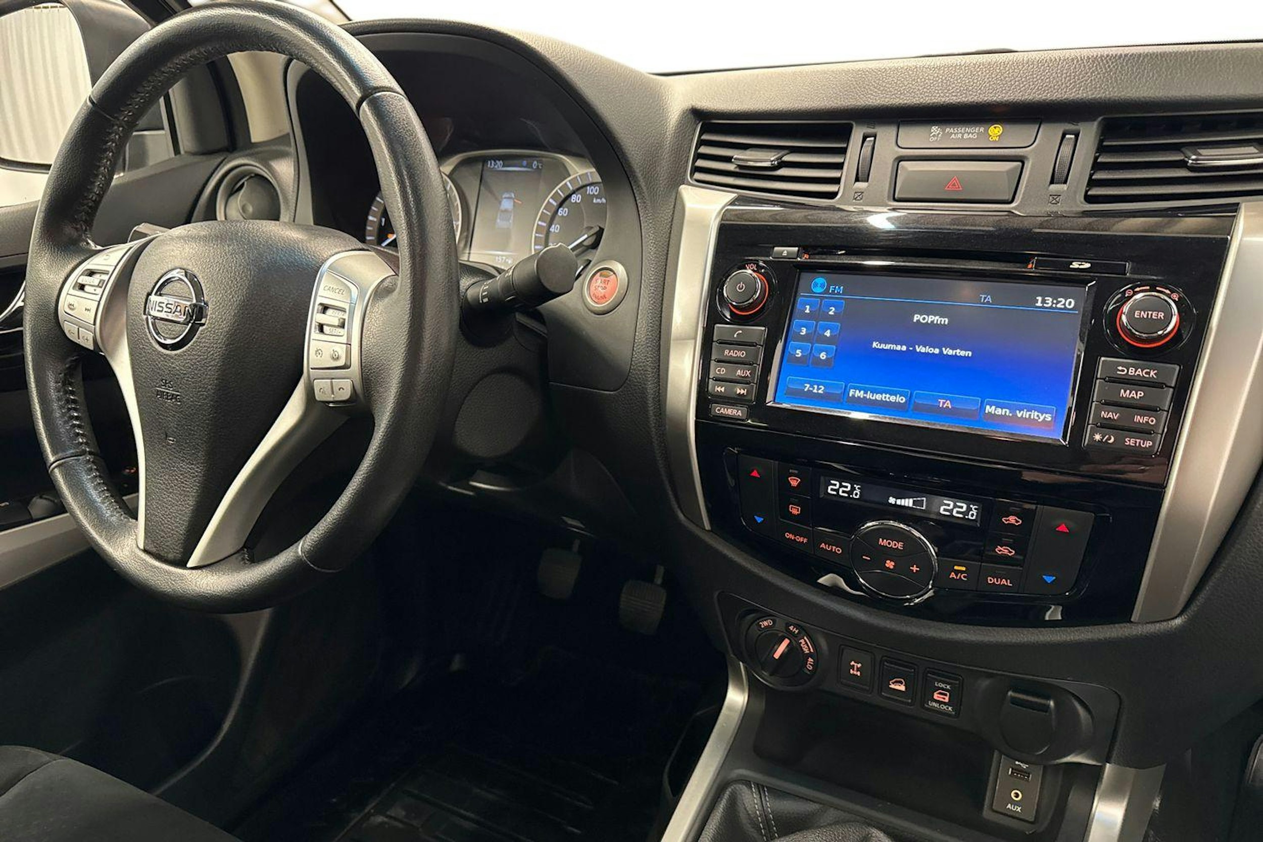 harmaa Nissan Navara 2016 kuva 12.