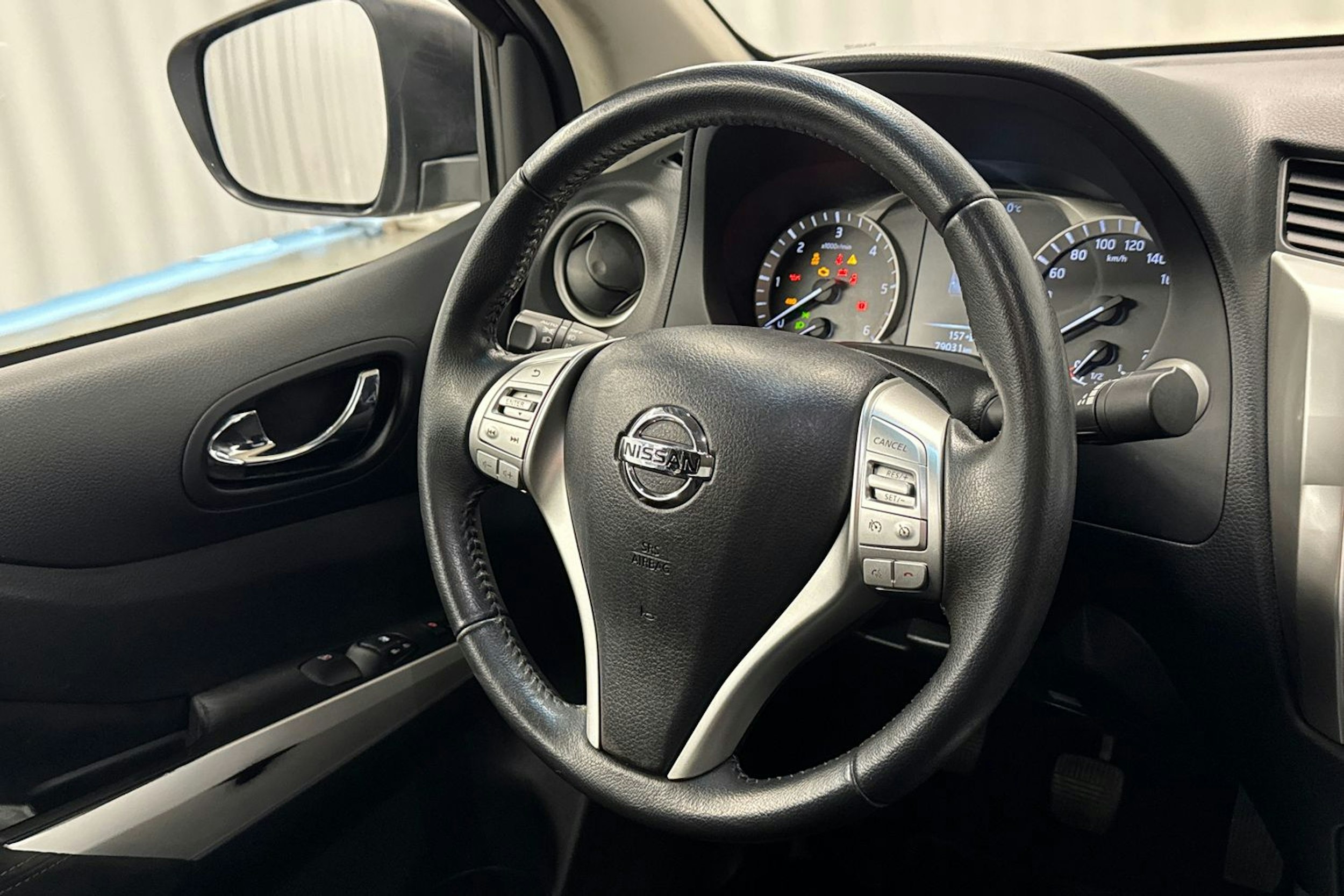 harmaa Nissan Navara 2016 kuva 13.