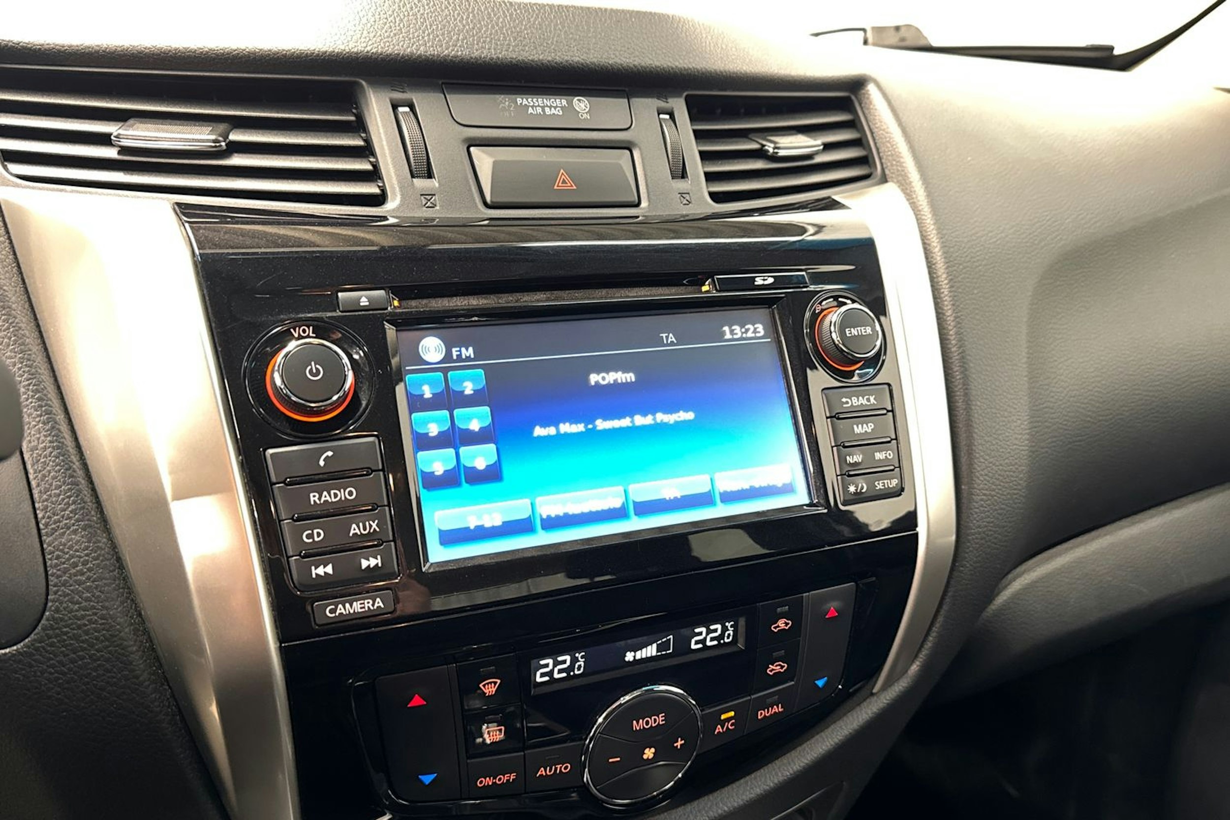 harmaa Nissan Navara 2016 kuva 17.