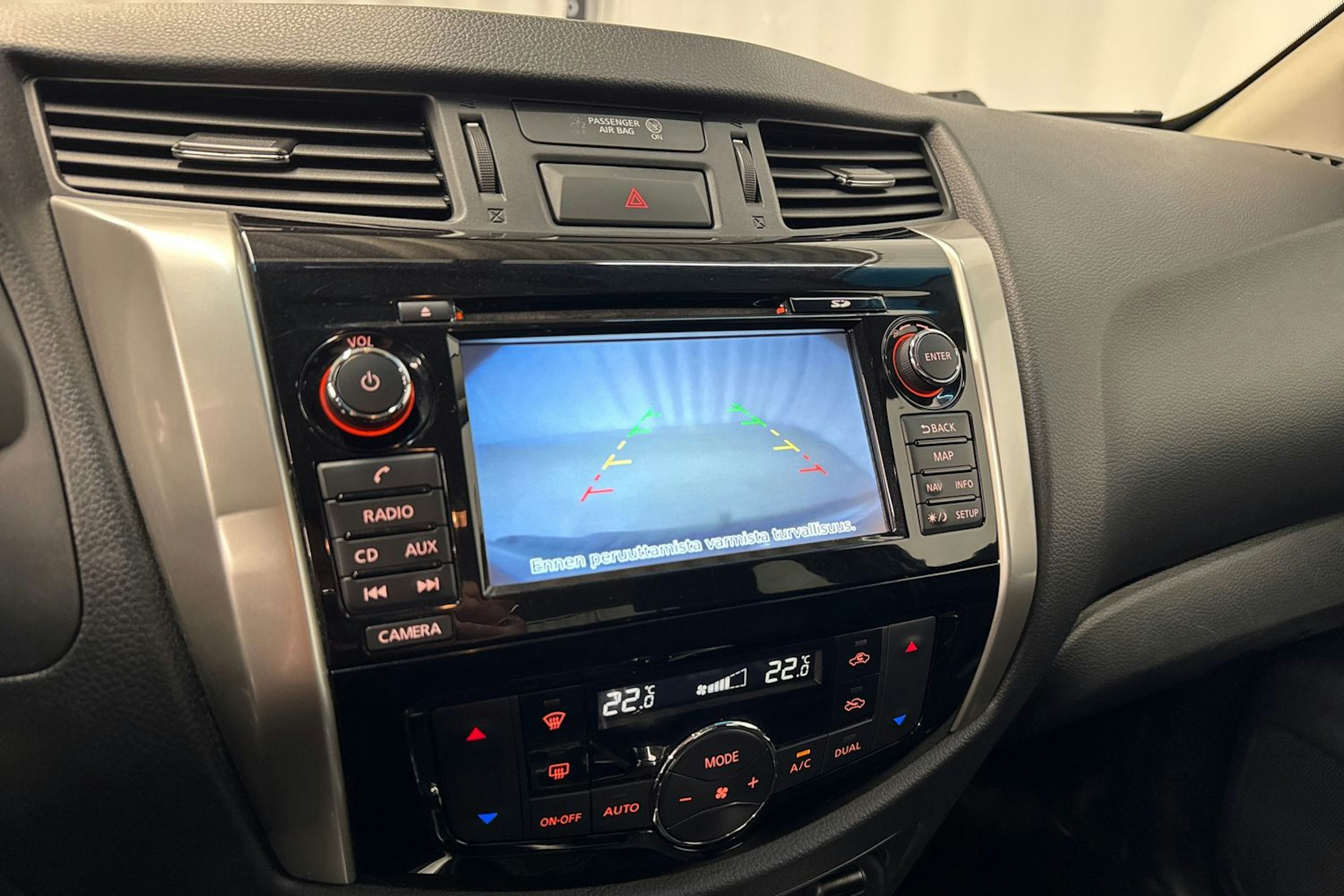 harmaa Nissan Navara 2016 kuva 19.