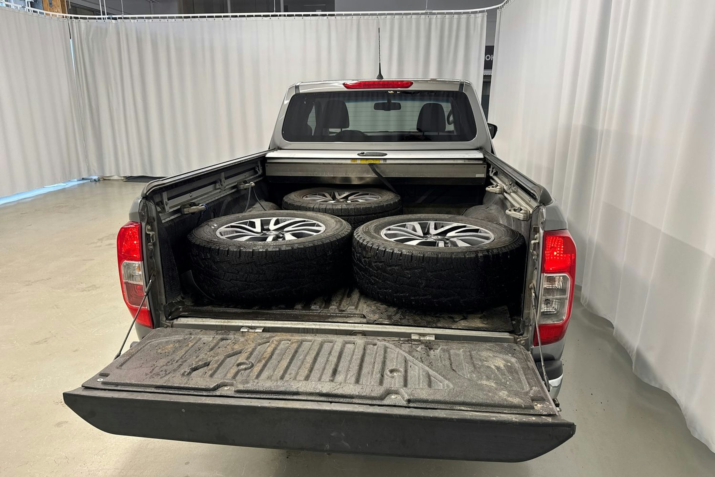 harmaa Nissan Navara 2016 kuva 26.