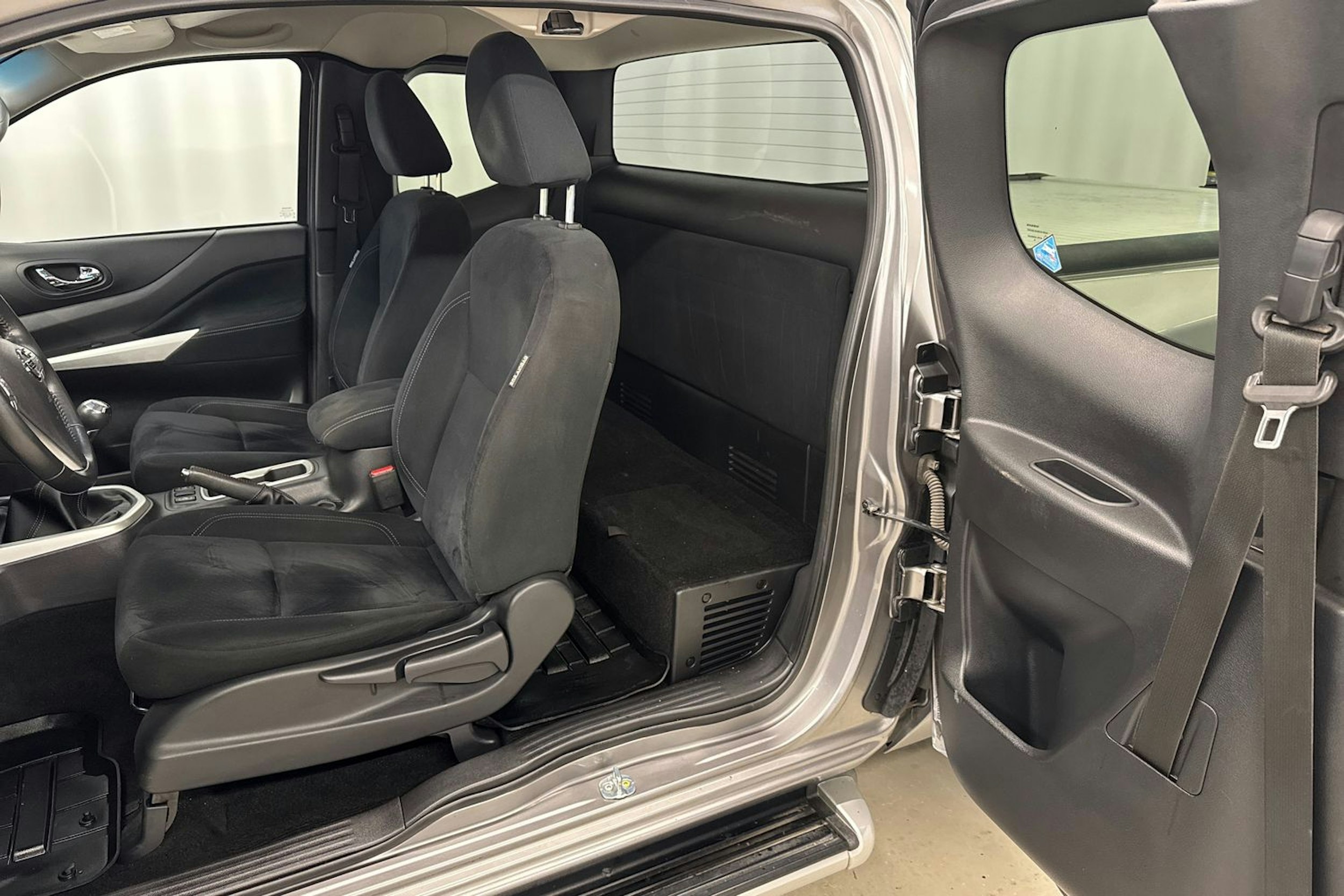 harmaa Nissan Navara 2016 kuva 27.