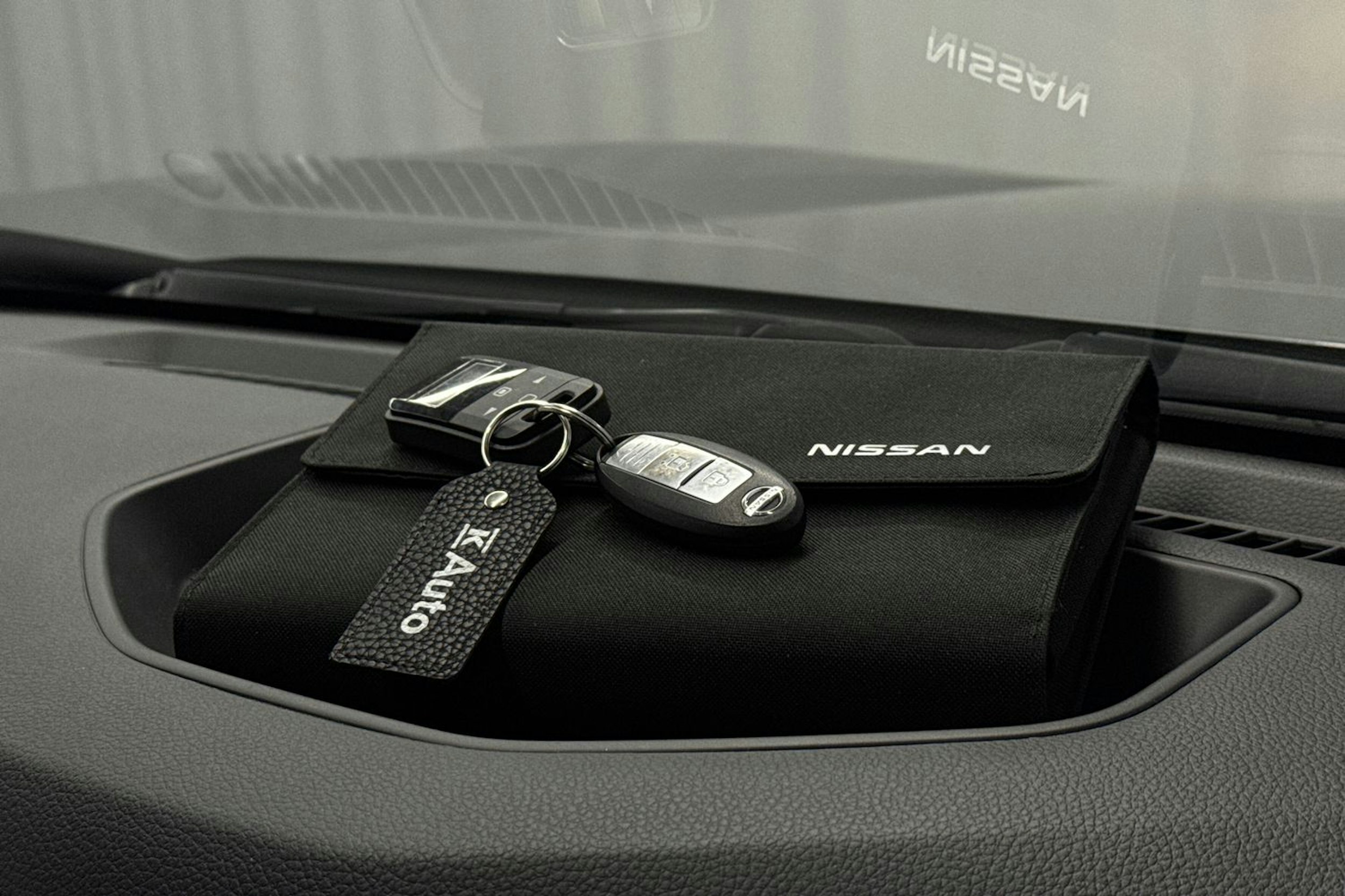 harmaa Nissan Navara 2016 kuva 28.