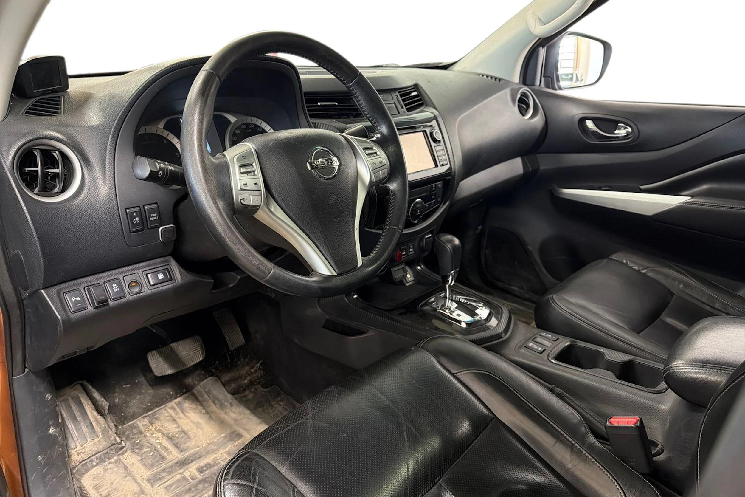 oranssi Nissan Navara 2016 kuva 3.