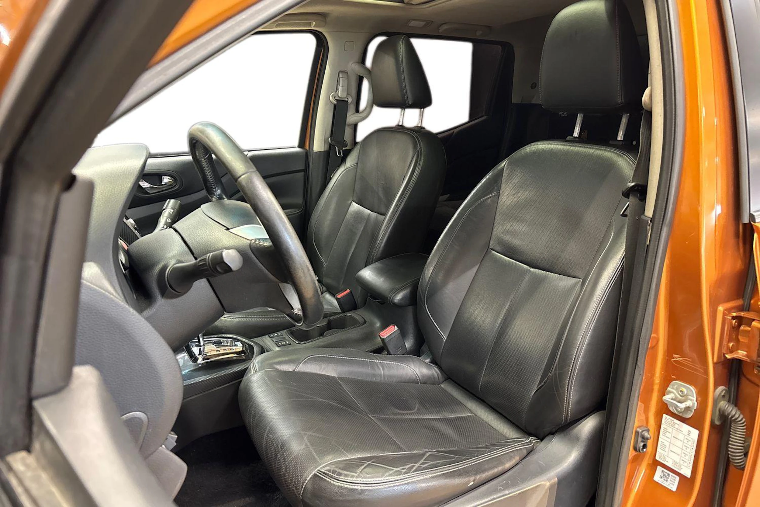 oranssi Nissan Navara 2016 kuva 8.