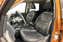 oranssi Nissan Navara 2016 kuva 8.
