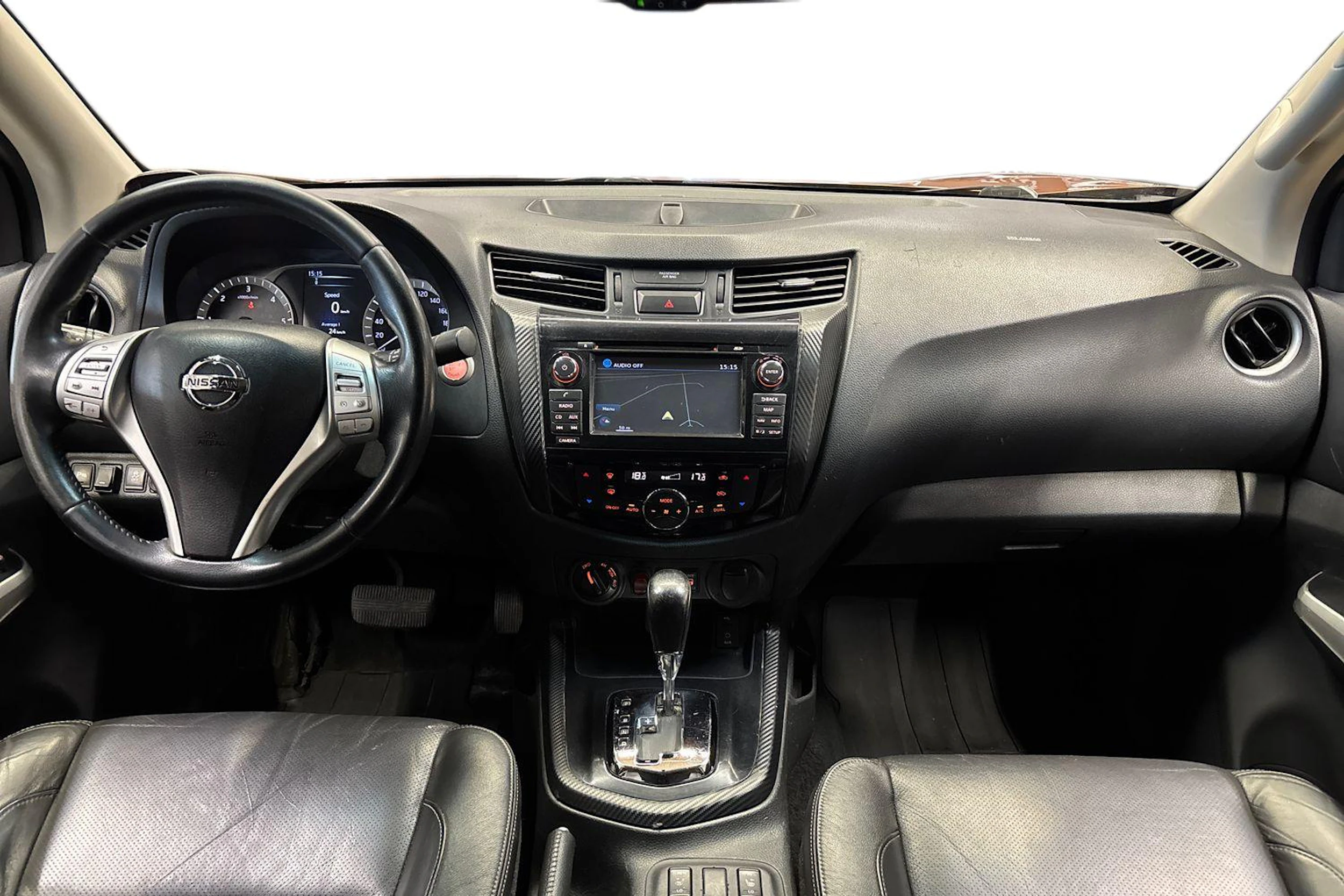 oranssi Nissan Navara 2016 kuva 9.