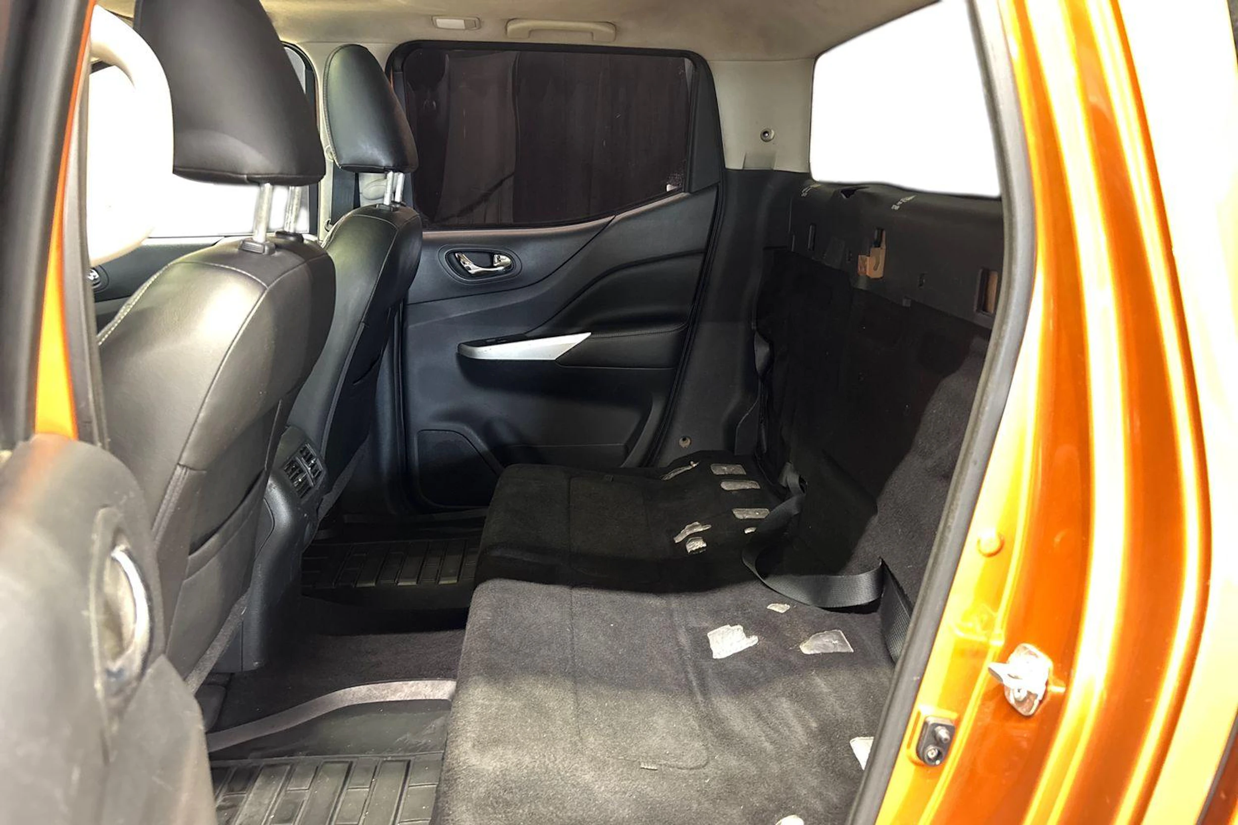 oranssi Nissan Navara 2016 kuva 11.