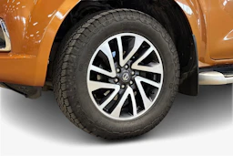 oranssi Nissan Navara 2016 kuva 12.