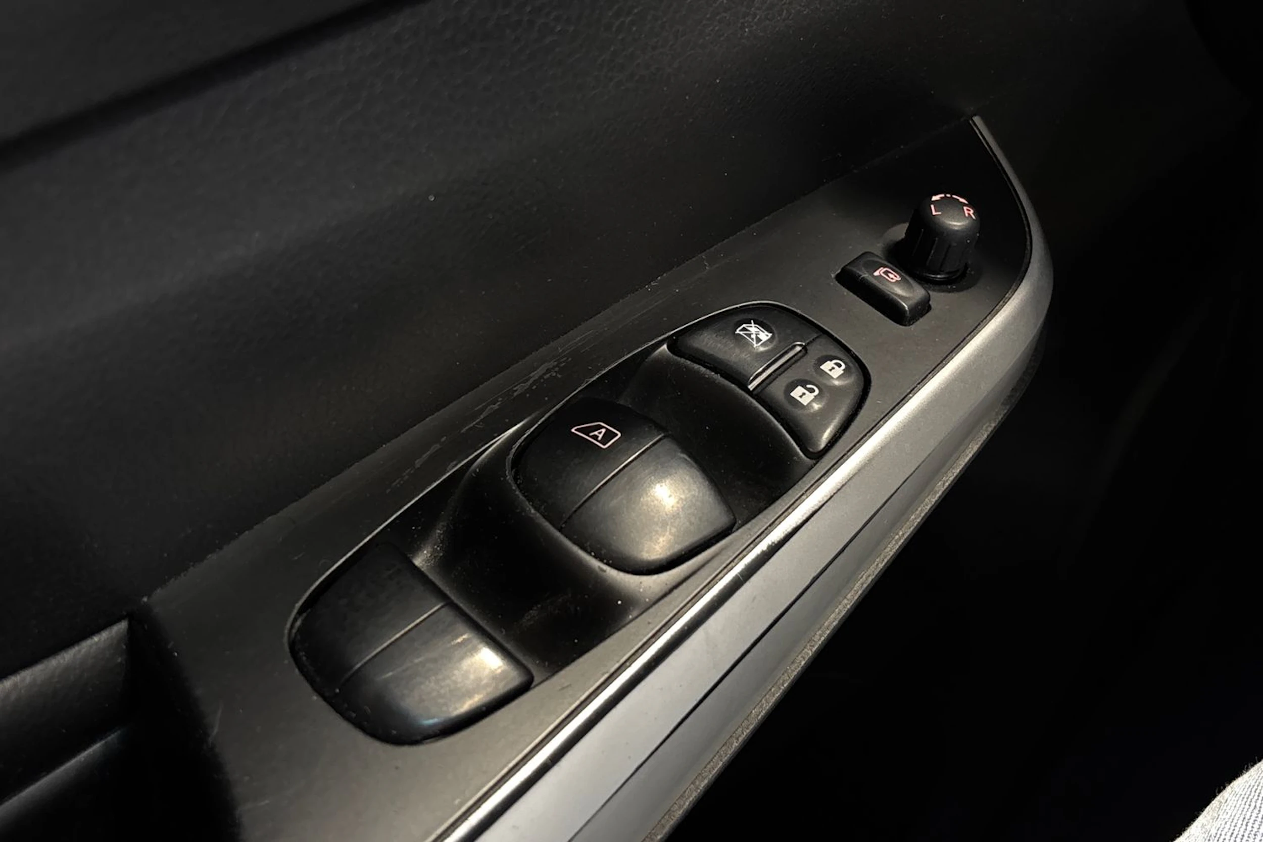 oranssi Nissan Navara 2016 kuva 13.