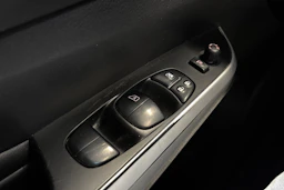 oranssi Nissan Navara 2016 kuva 13.
