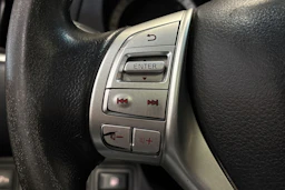oranssi Nissan Navara 2016 kuva 17.