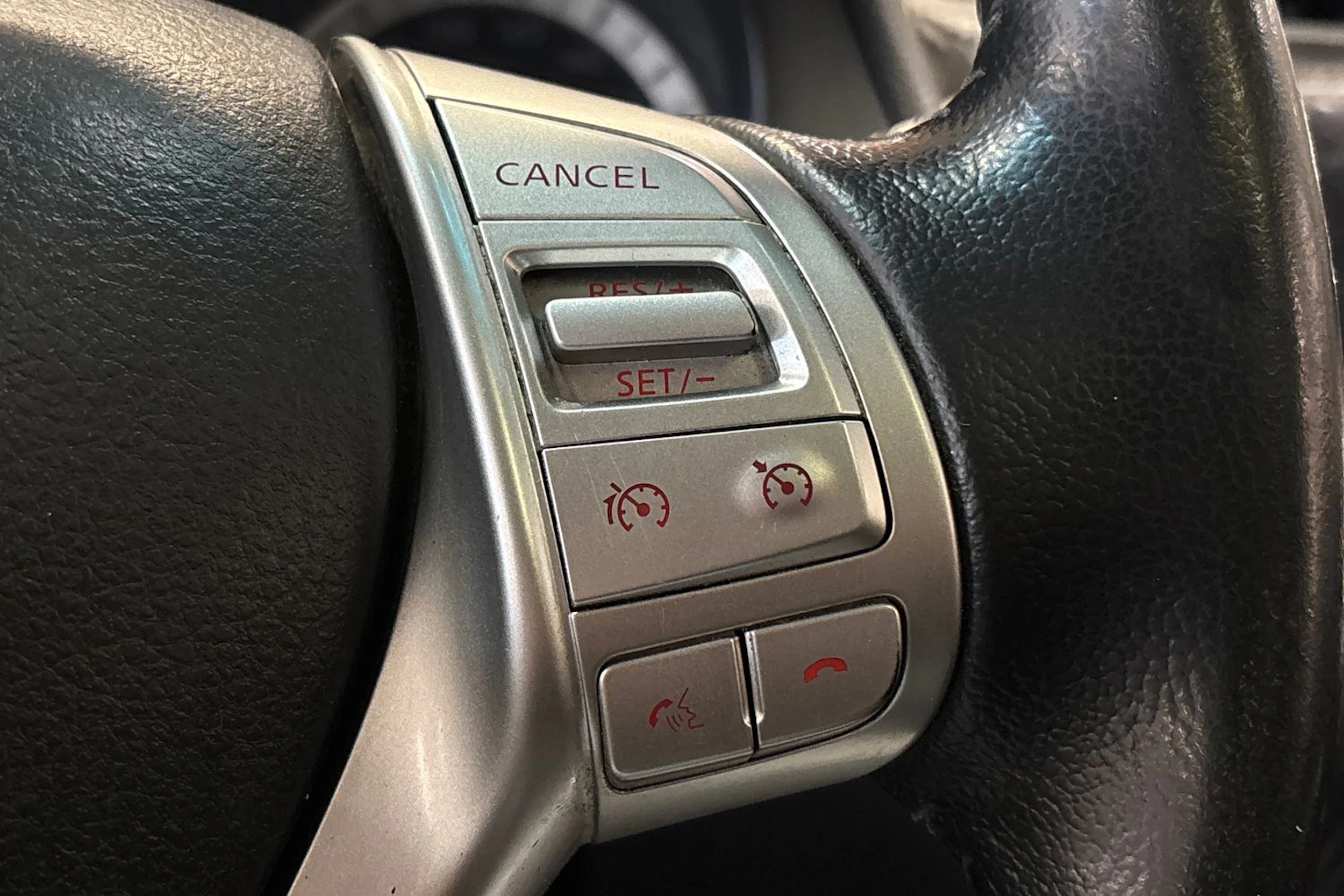 oranssi Nissan Navara 2016 kuva 18.