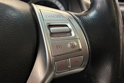 oranssi Nissan Navara 2016 kuva 18.