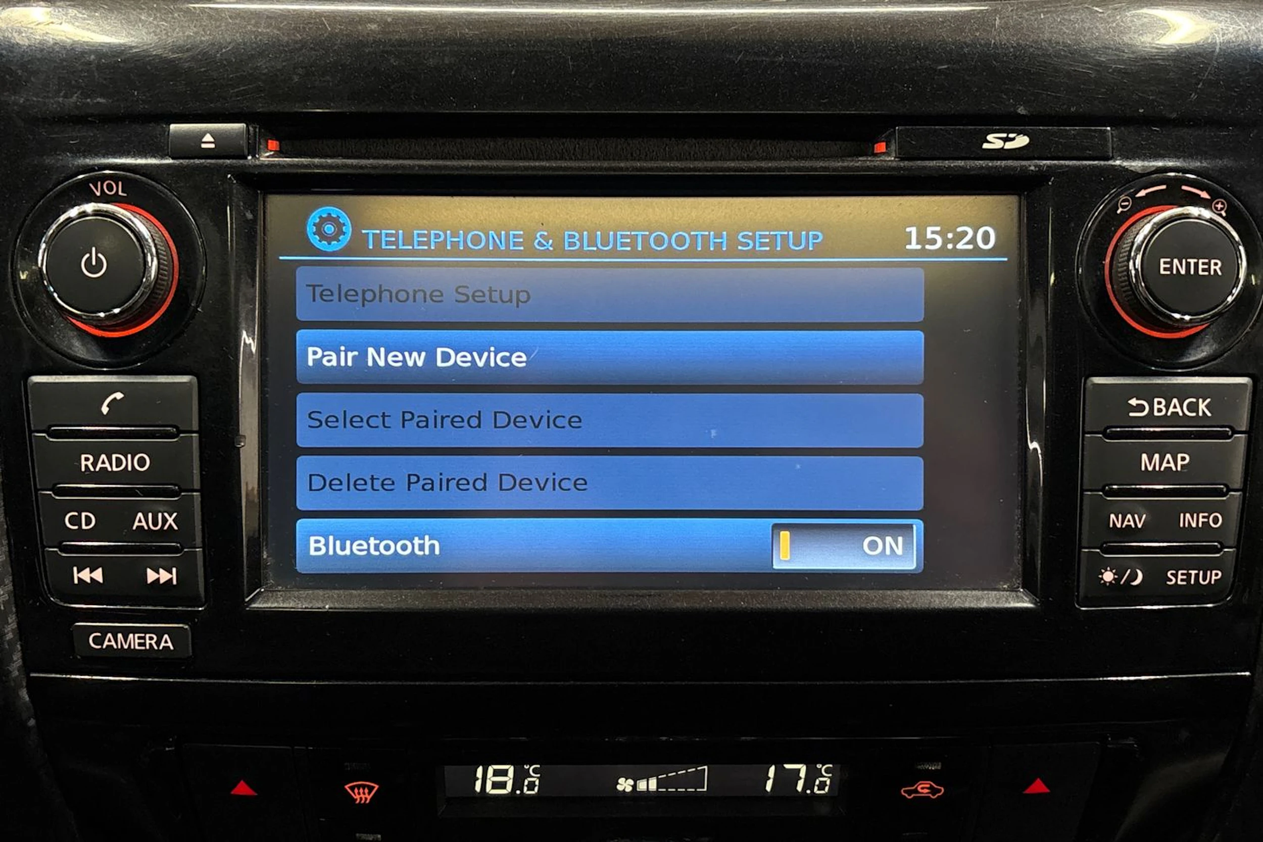 oranssi Nissan Navara 2016 kuva 20.