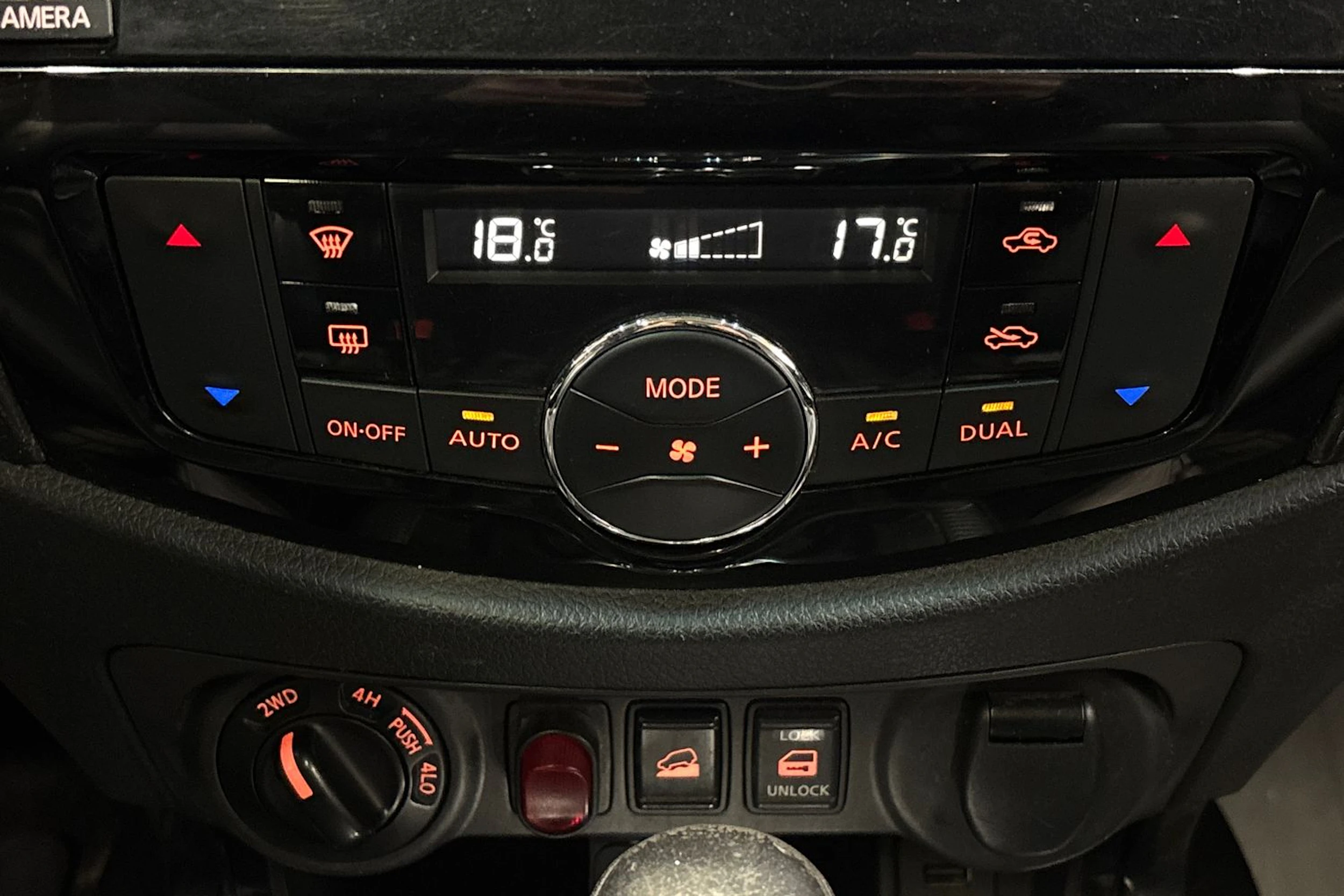 oranssi Nissan Navara 2016 kuva 24.