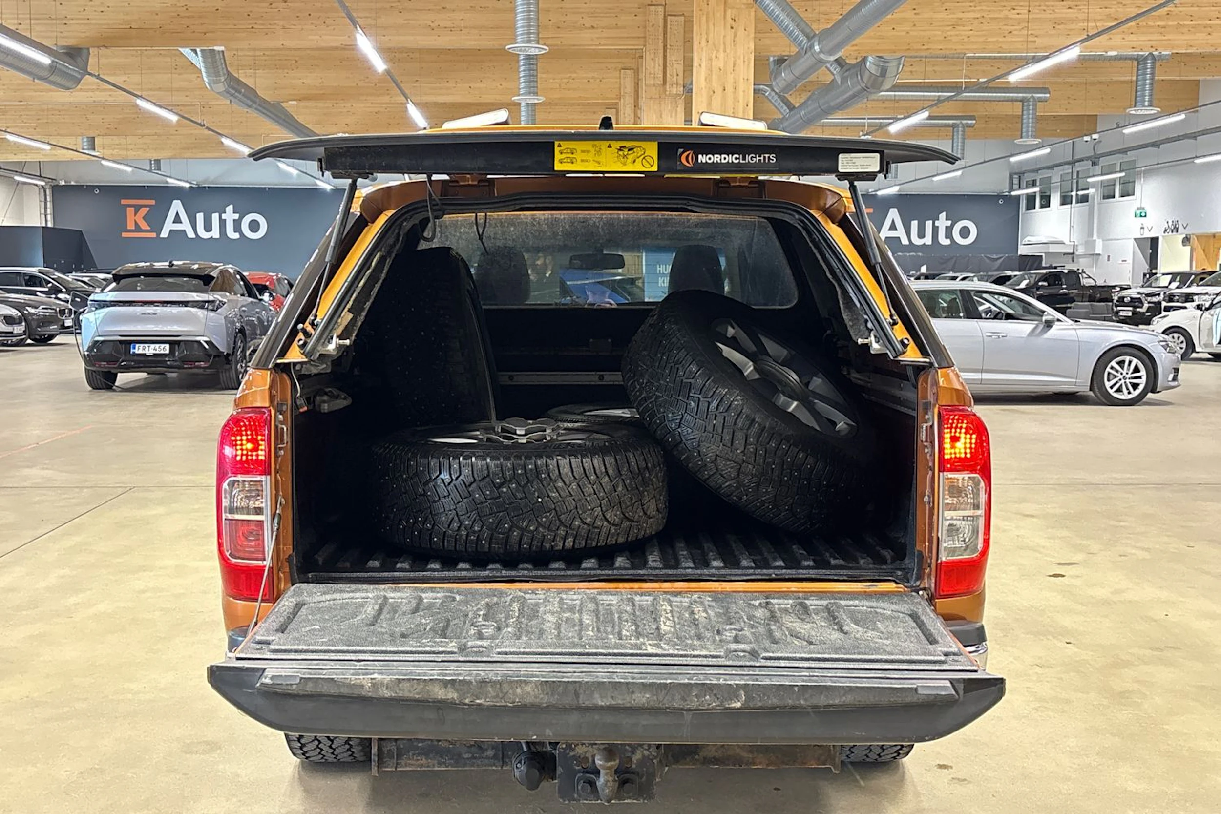 oranssi Nissan Navara 2016 kuva 29.