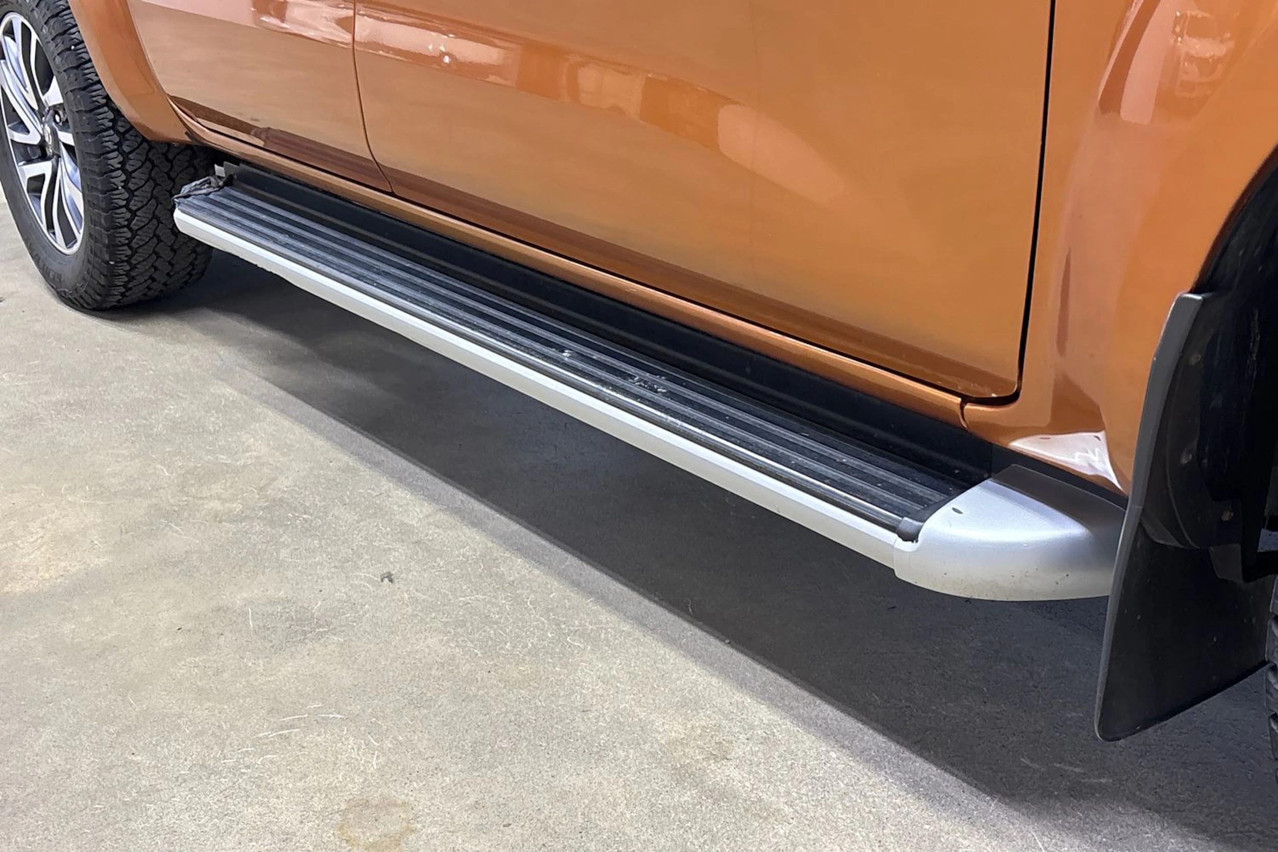 oranssi Nissan Navara 2016 kuva 33.