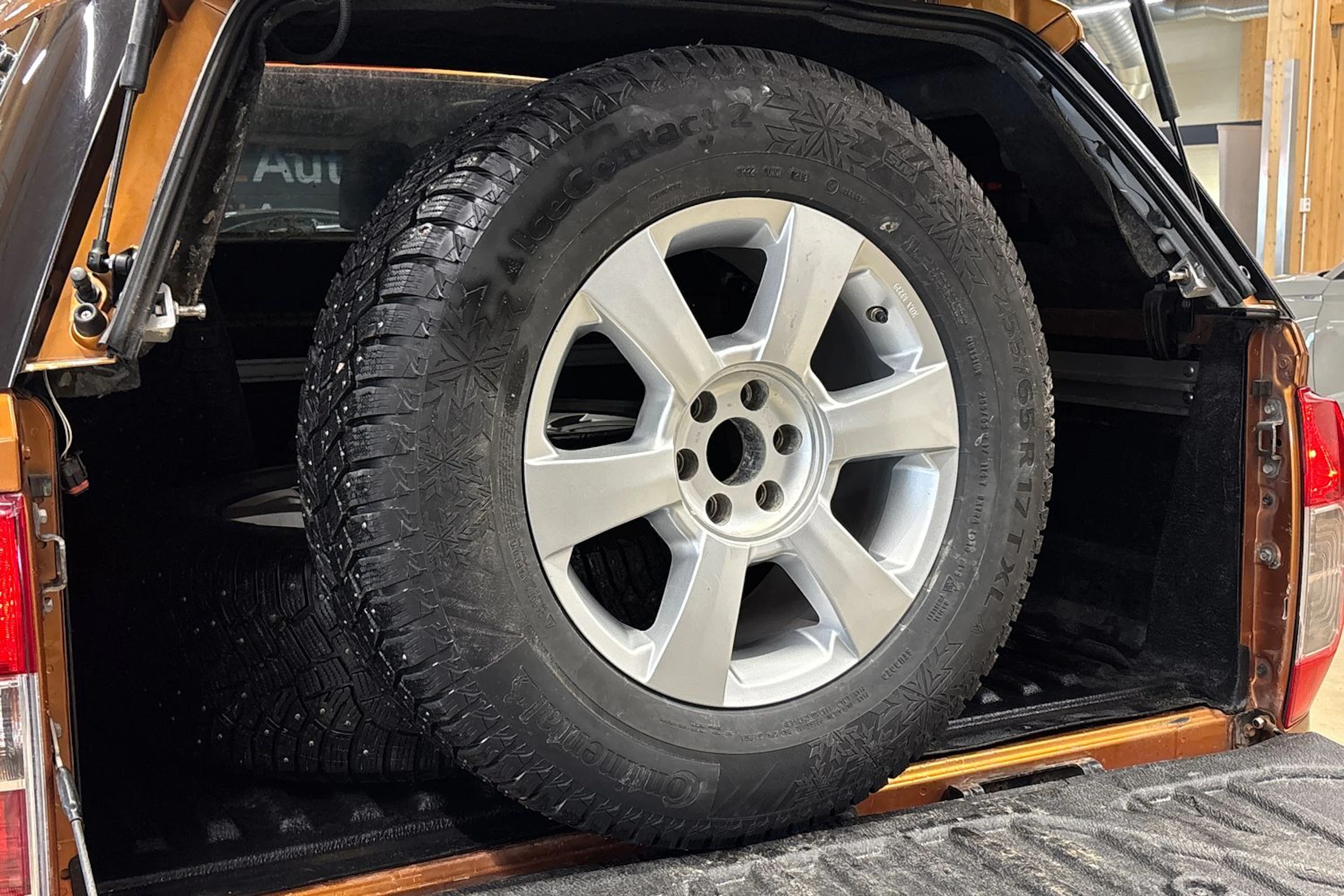 oranssi Nissan Navara 2016 kuva 36.