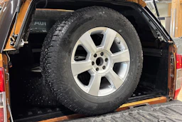 oranssi Nissan Navara 2016 kuva 36.
