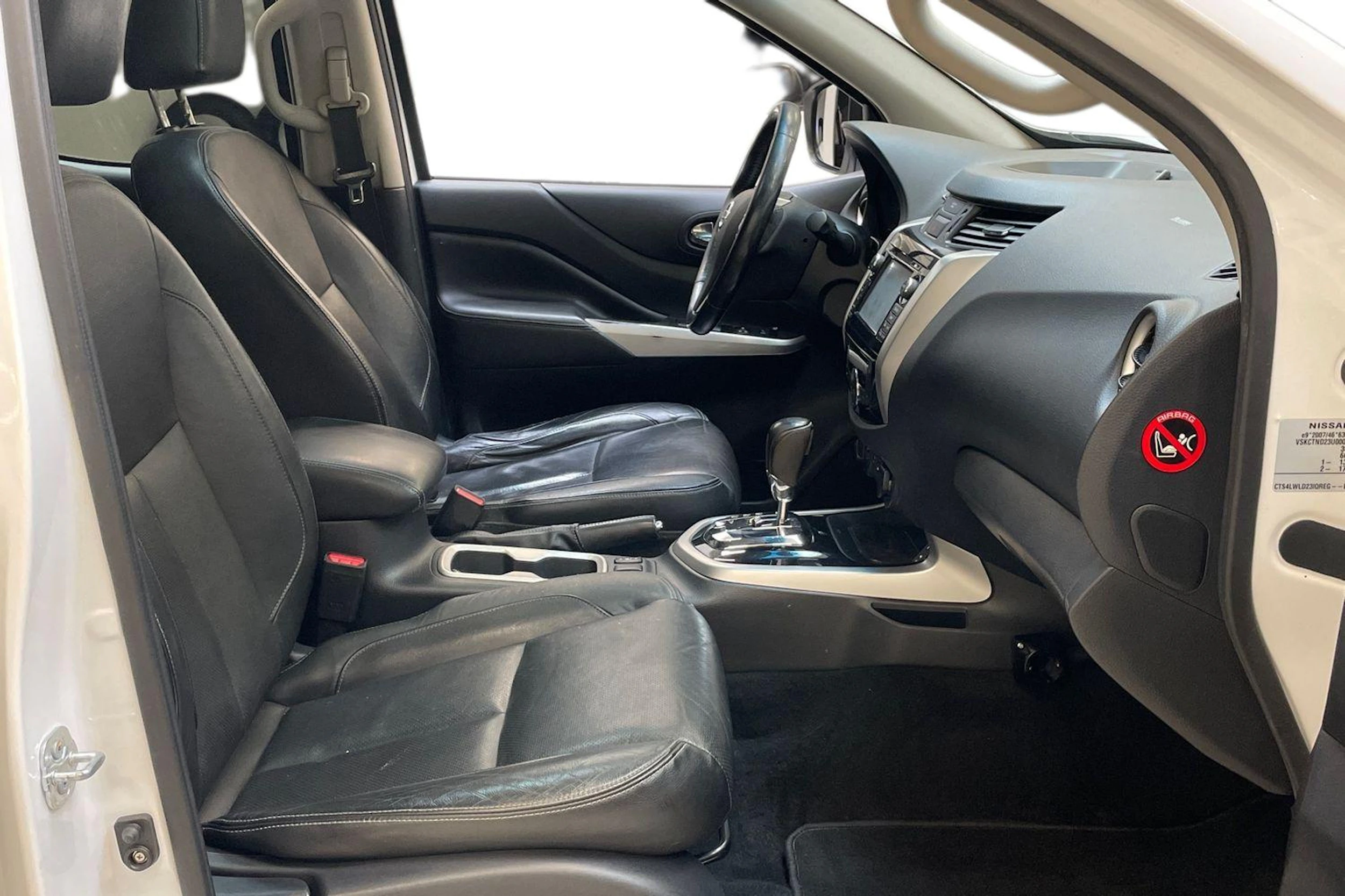 valkoinen Nissan Navara 2016 kuva 11.