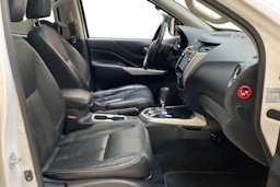 valkoinen Nissan Navara 2016 kuva 11.