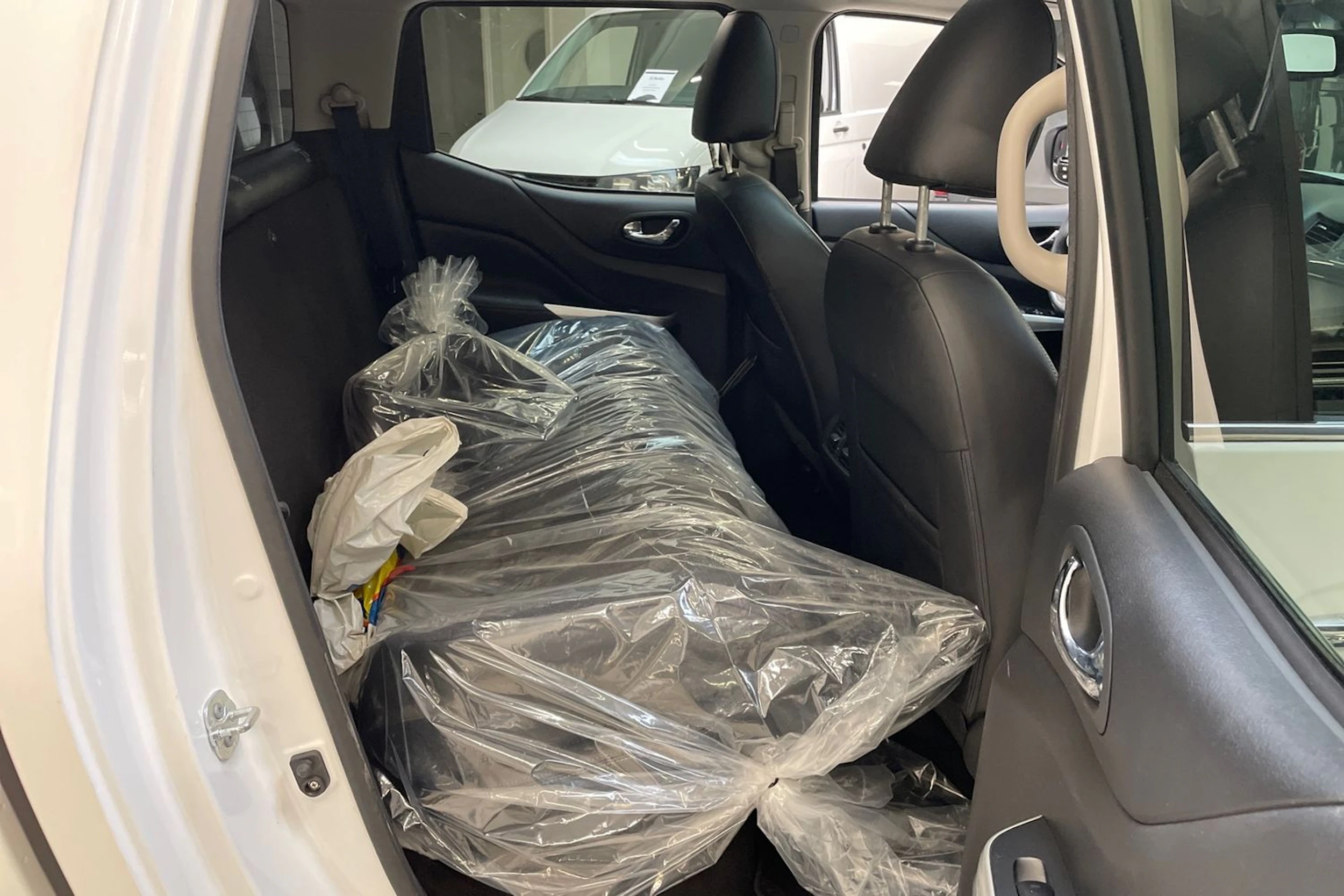 valkoinen Nissan Navara 2016 kuva 13.