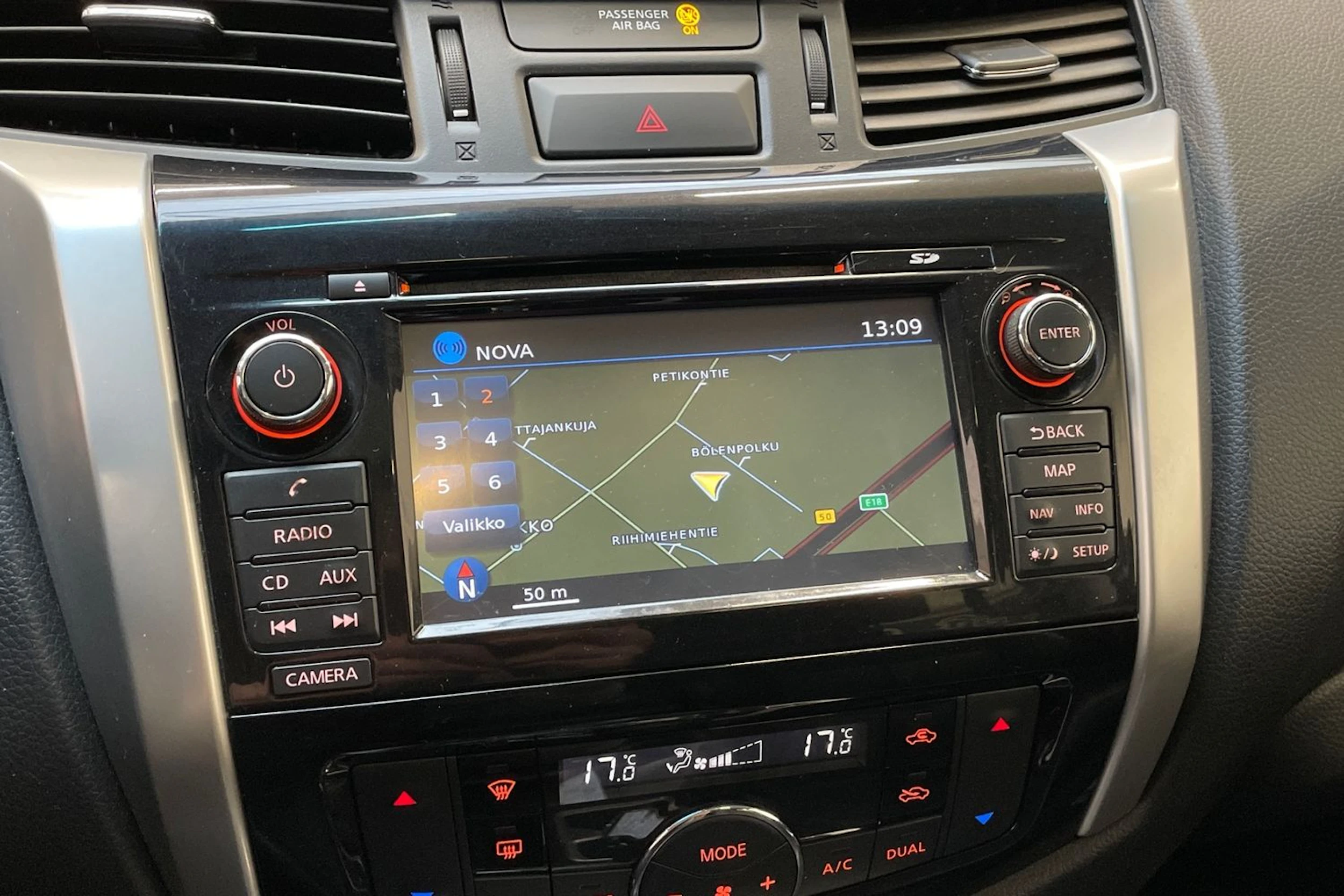 valkoinen Nissan Navara 2016 kuva 21.