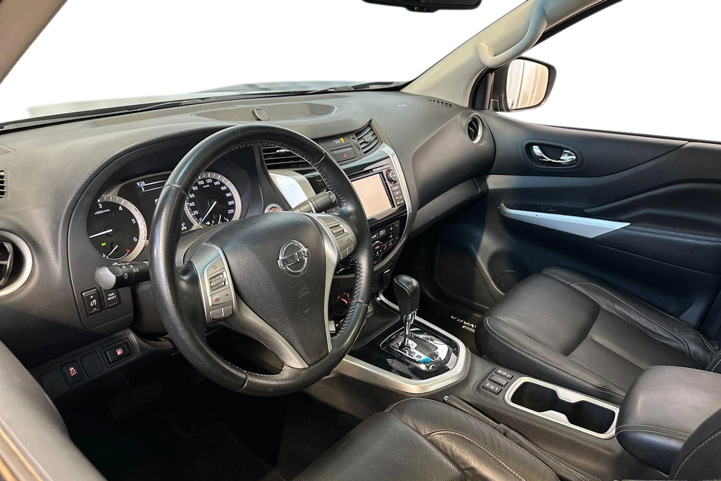 musta Nissan Navara 2016 kuva 6.