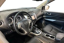 musta Nissan Navara 2016 kuva 6.