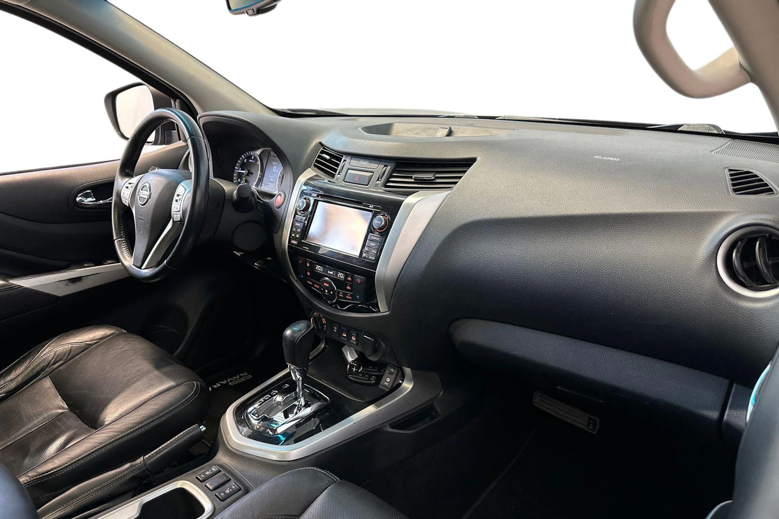 musta Nissan Navara 2016 kuva 7.