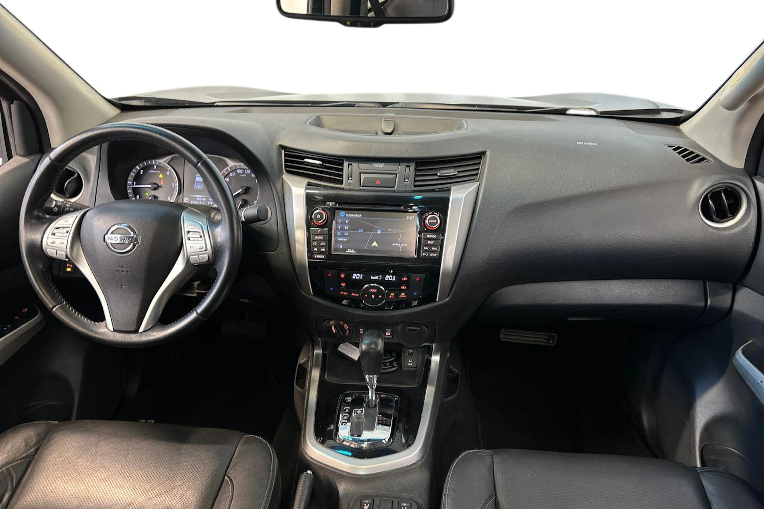 musta Nissan Navara 2016 kuva 8.