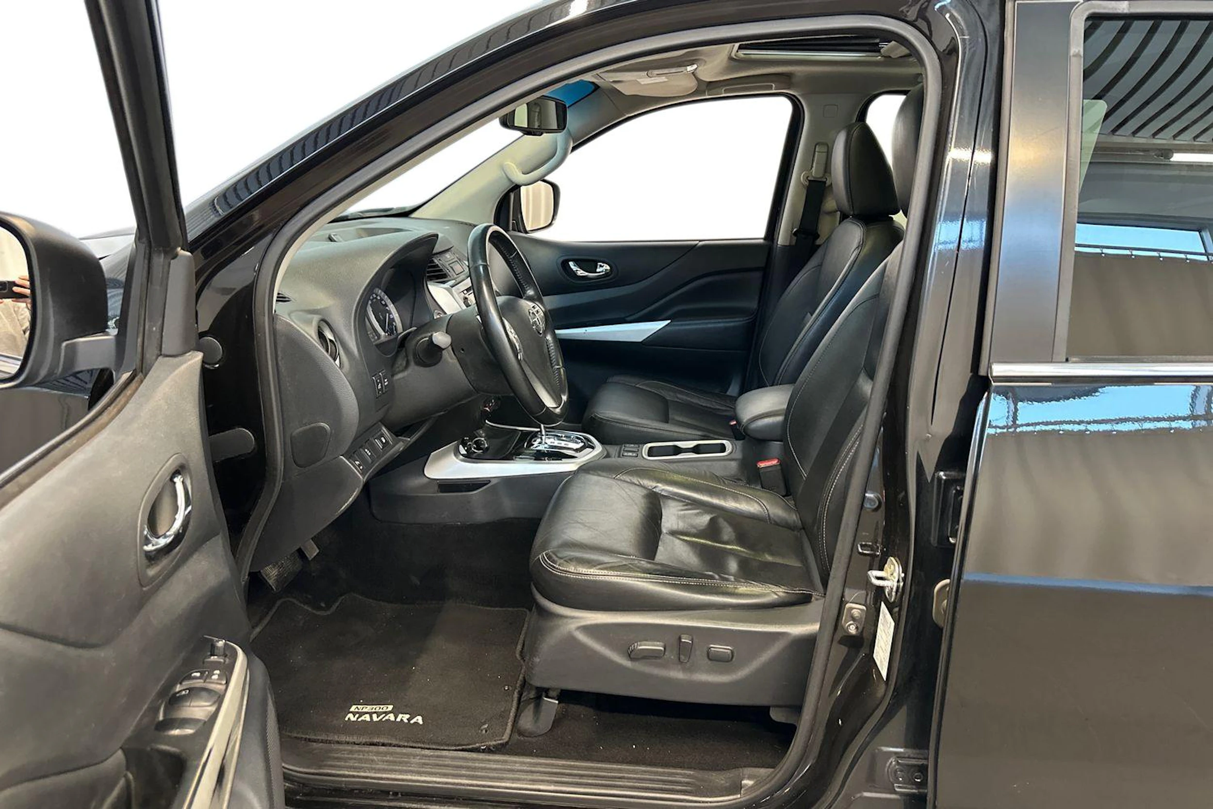 musta Nissan Navara 2016 kuva 9.