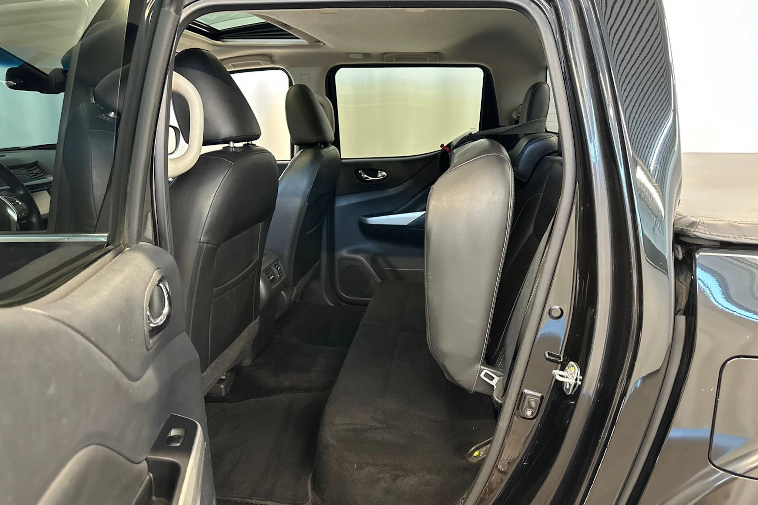 musta Nissan Navara 2016 kuva 10.