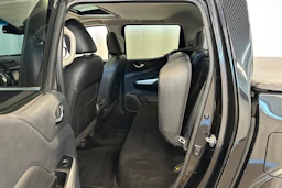 musta Nissan Navara 2016 kuva 10.