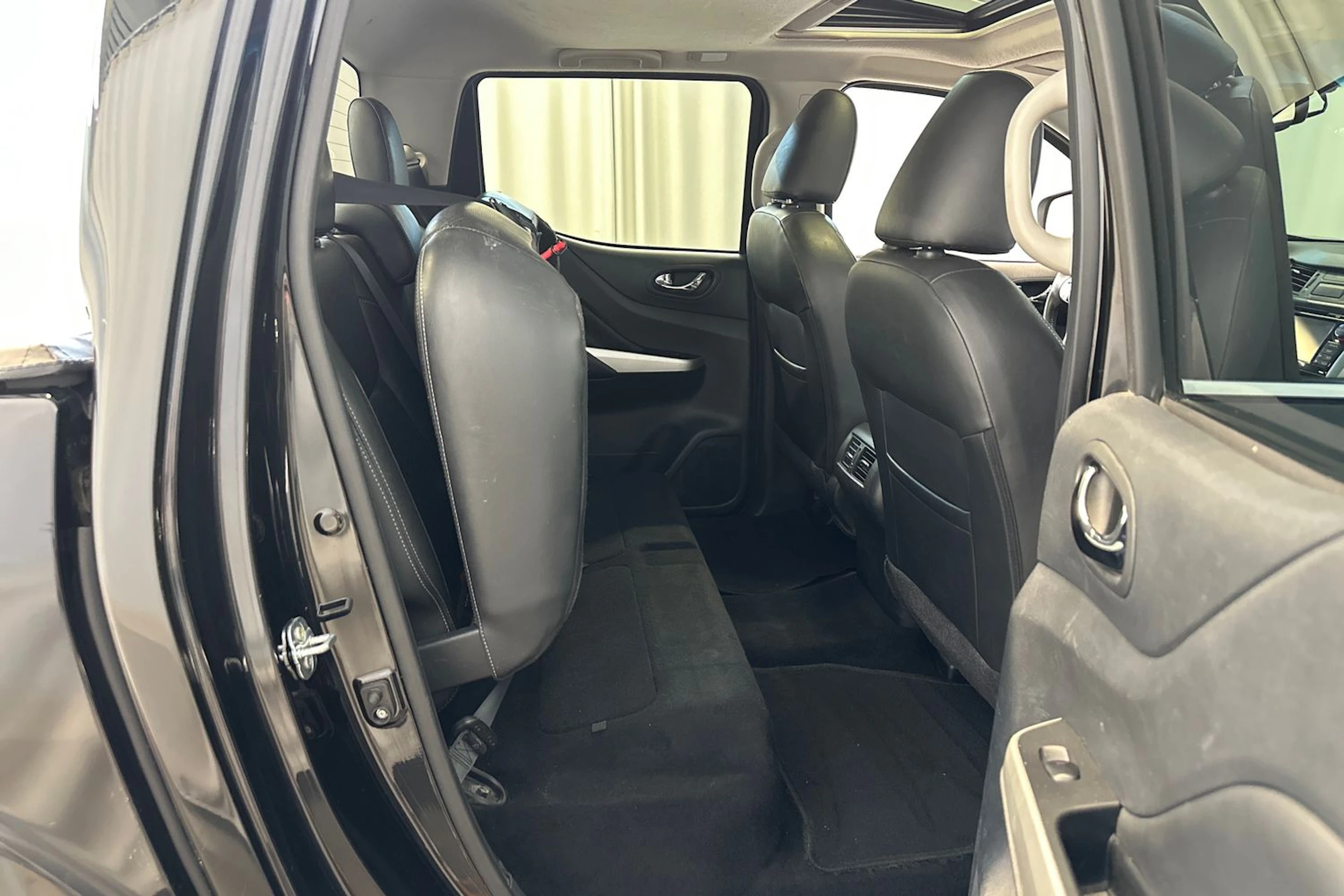 musta Nissan Navara 2016 kuva 11.