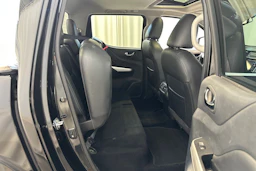 musta Nissan Navara 2016 kuva 11.