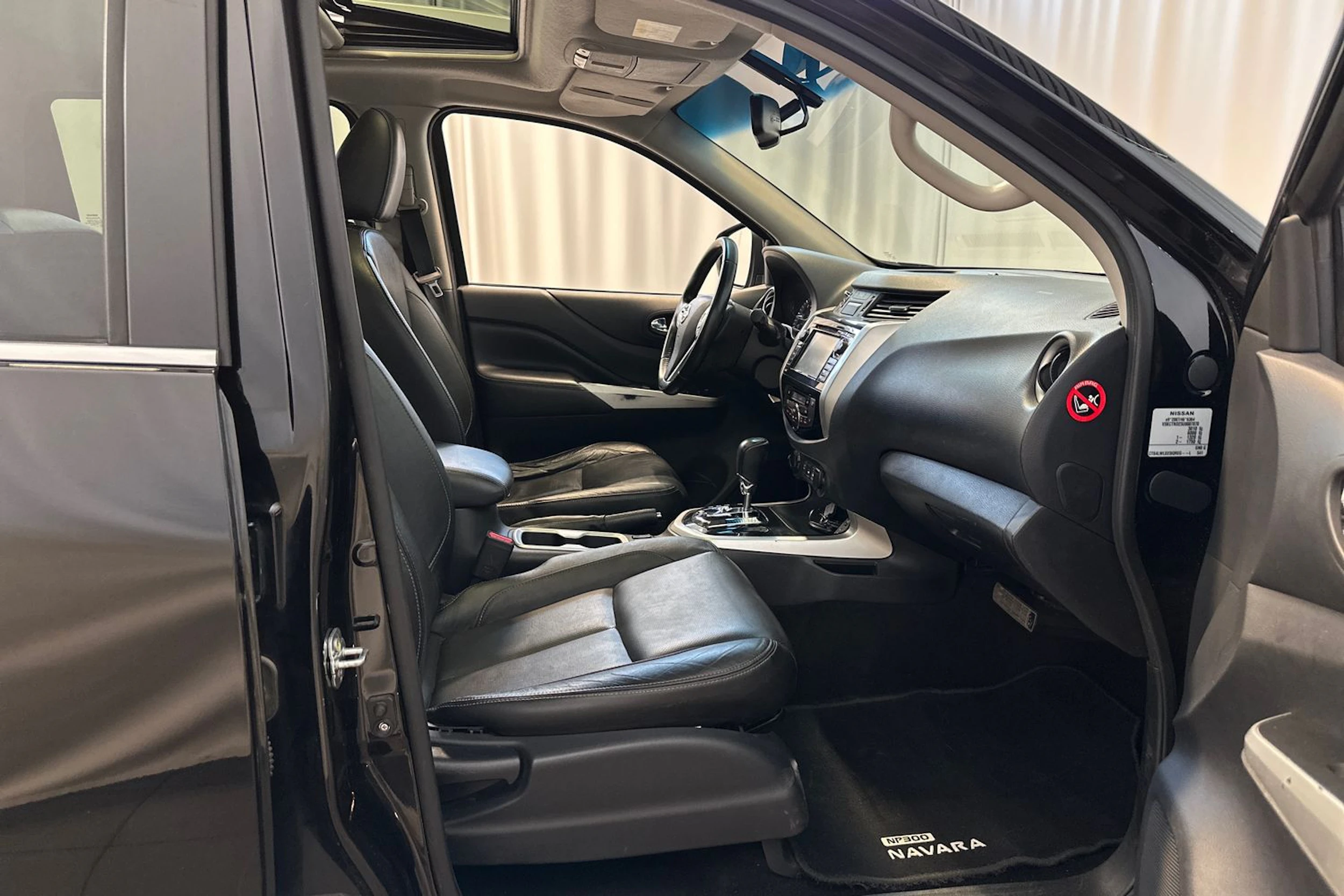 musta Nissan Navara 2016 kuva 12.