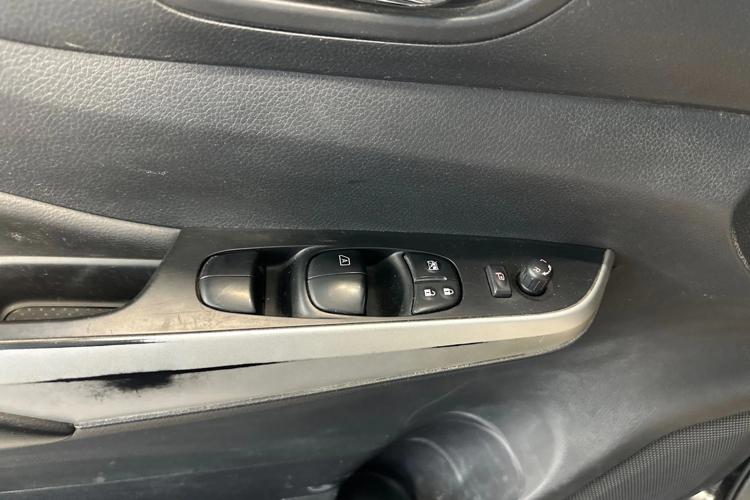 musta Nissan Navara 2016 kuva 13.