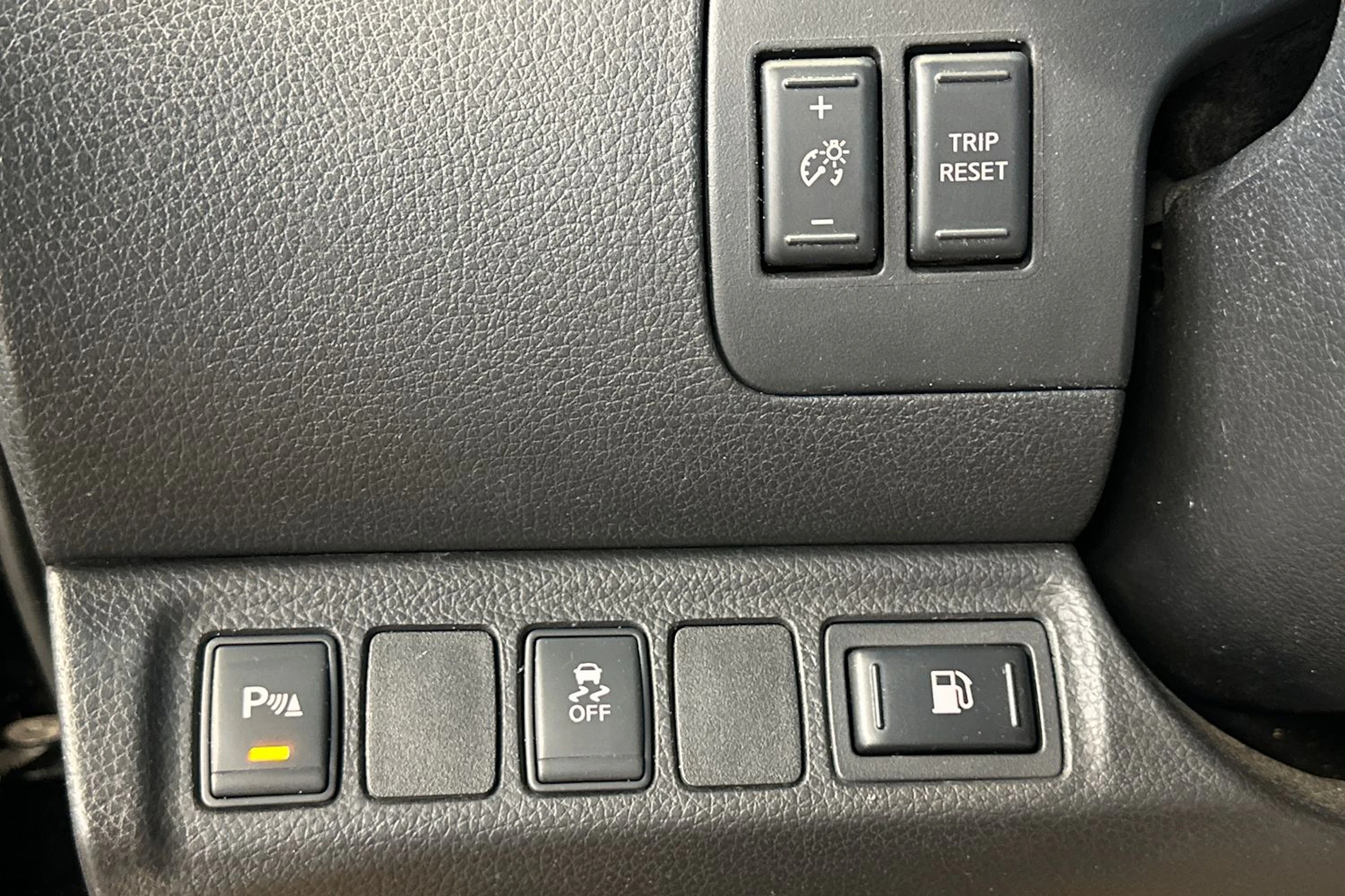 musta Nissan Navara 2016 kuva 14.