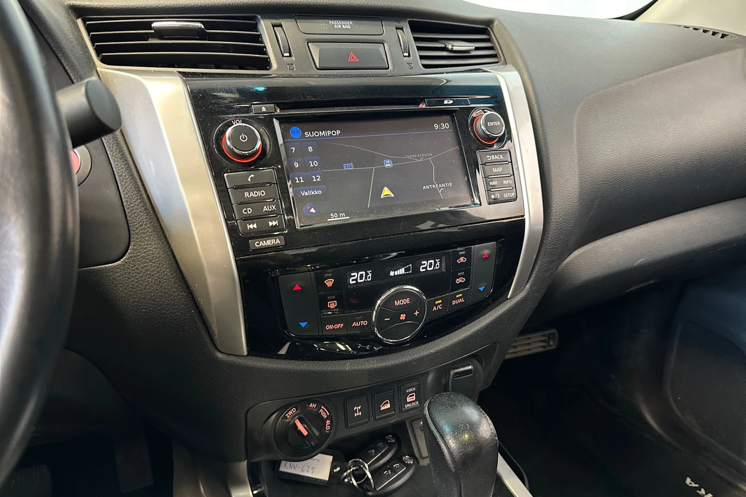 musta Nissan Navara 2016 kuva 18.