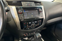 musta Nissan Navara 2016 kuva 18.