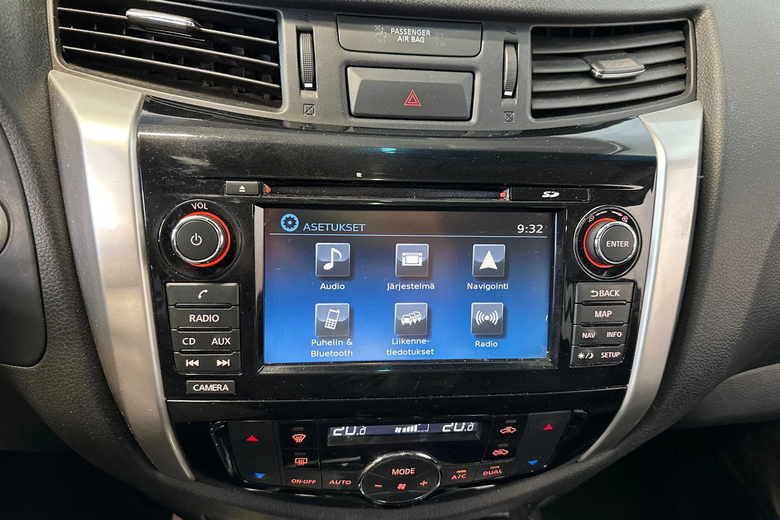 musta Nissan Navara 2016 kuva 21.