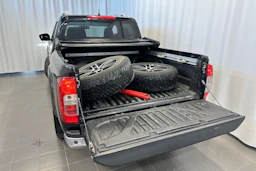 musta Nissan Navara 2016 kuva 25.