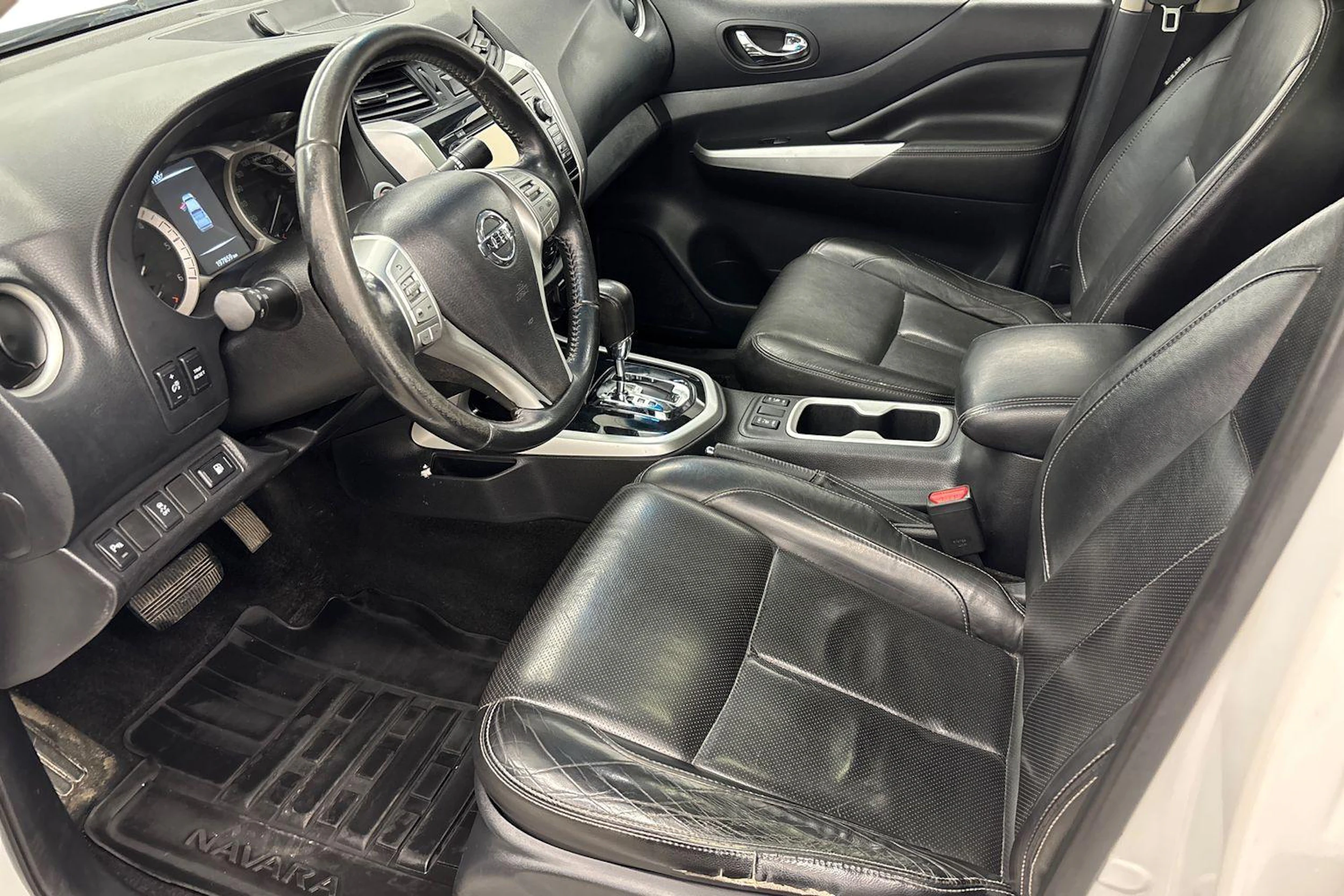 valkoinen Nissan Navara 2016 kuva 8.