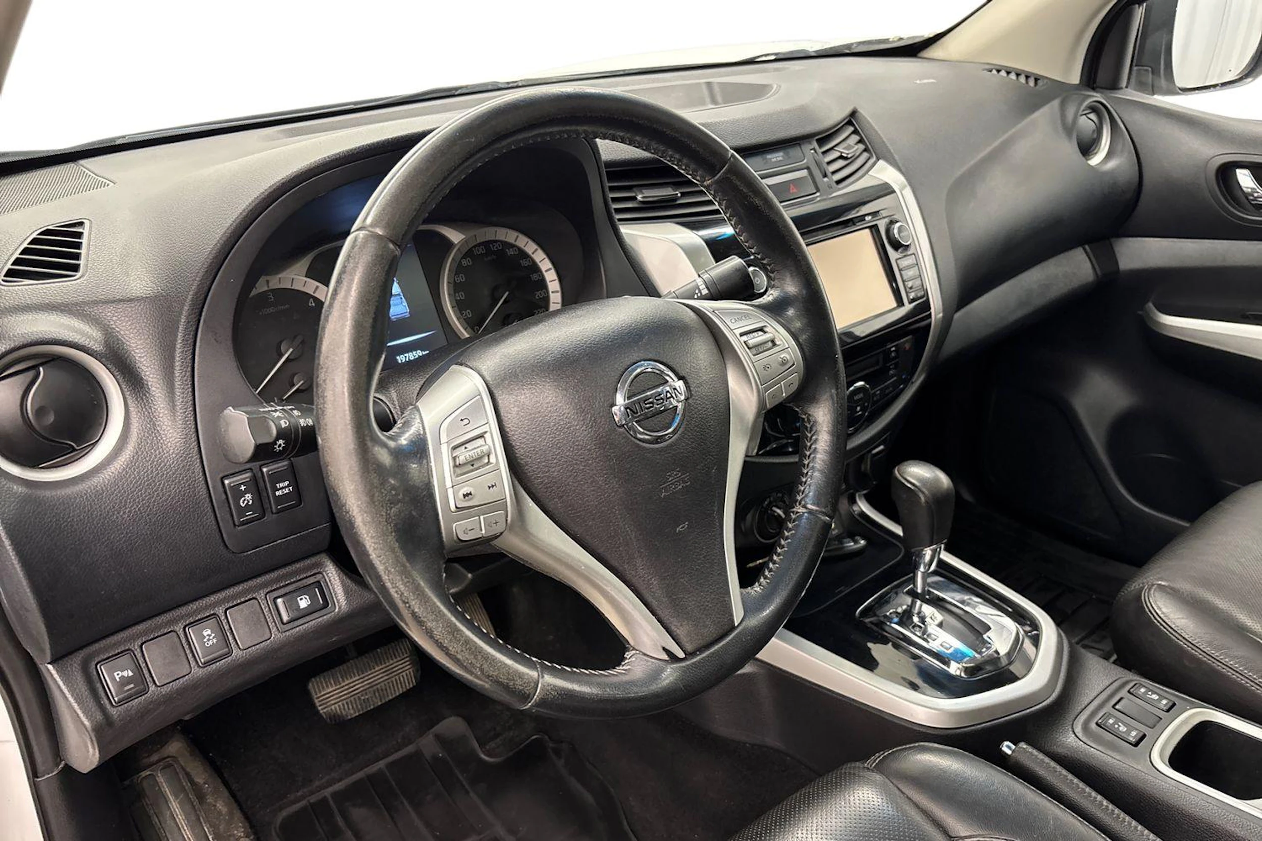 valkoinen Nissan Navara 2016 kuva 9.