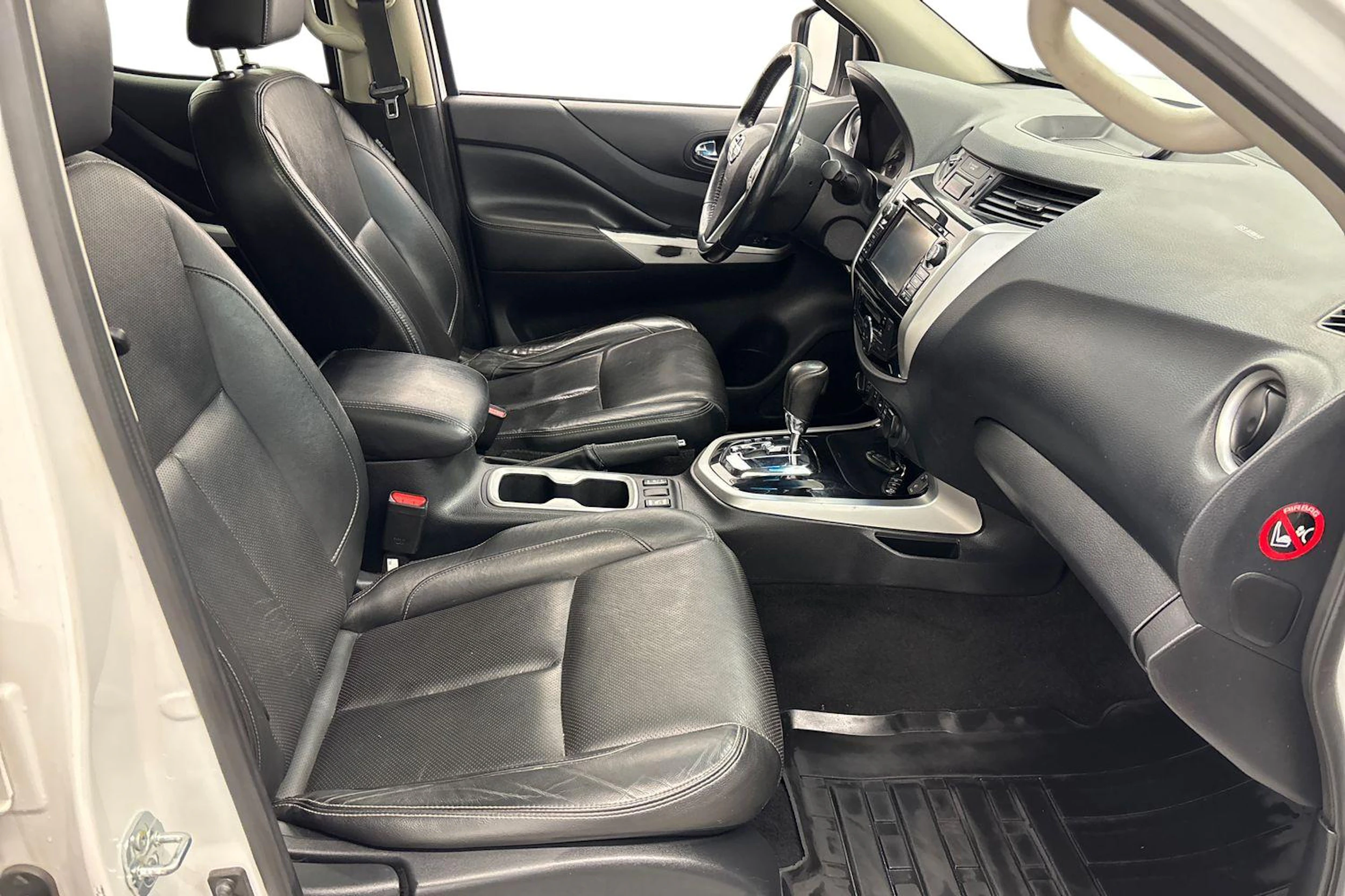 valkoinen Nissan Navara 2016 kuva 11.