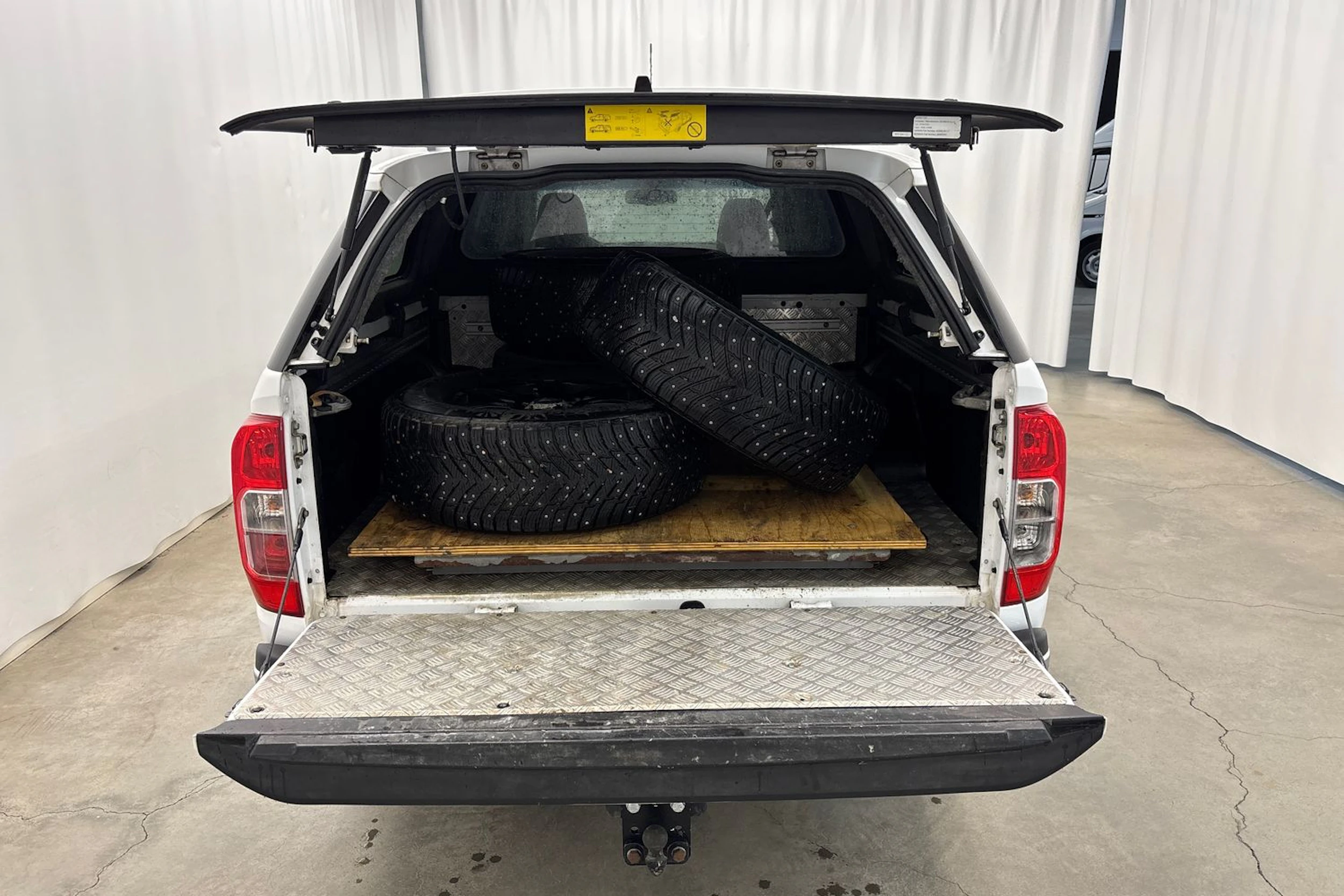 valkoinen Nissan Navara 2016 kuva 16.