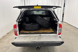 valkoinen Nissan Navara 2016 kuva 16.